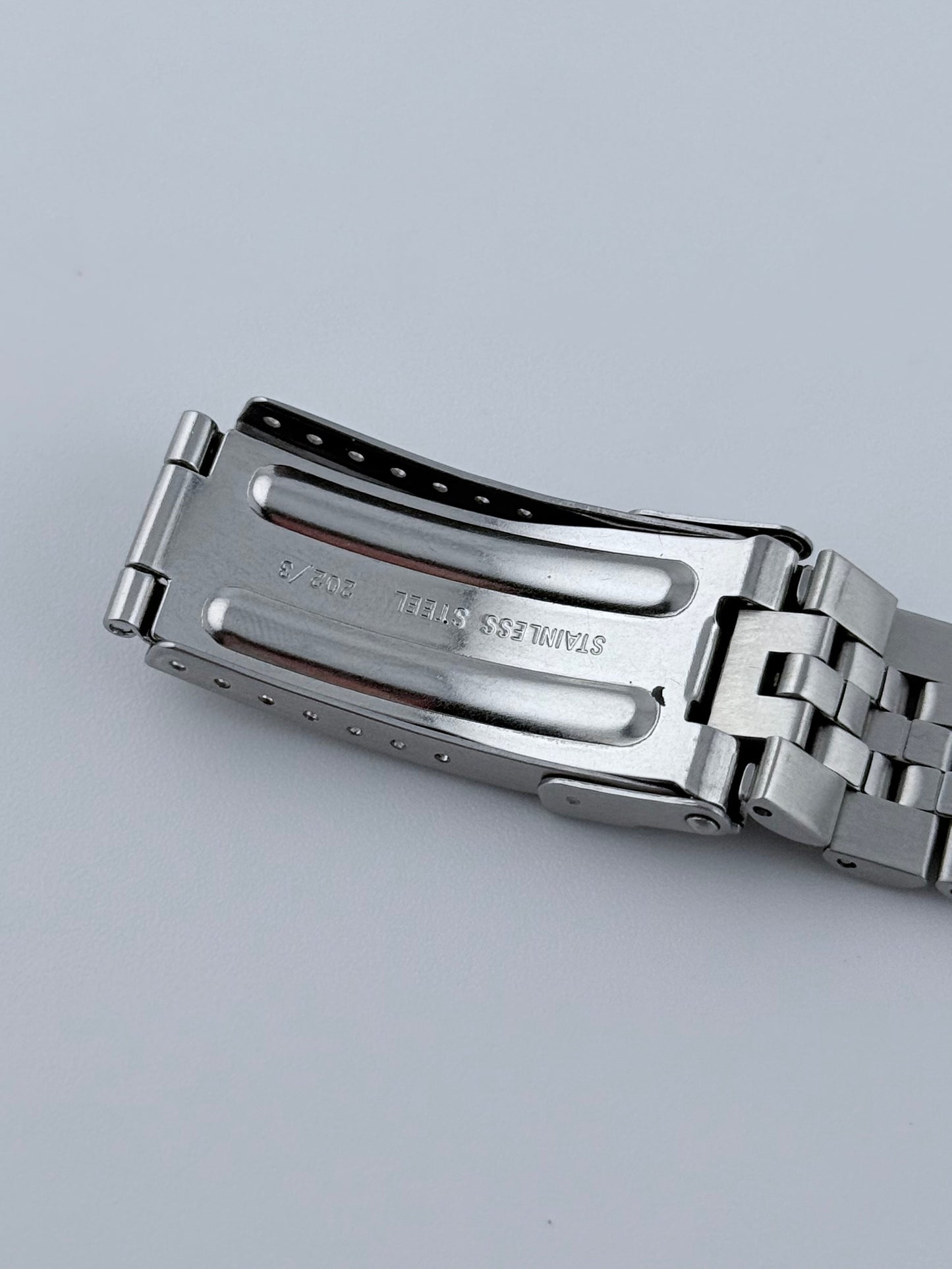 Tag Heuer Professional 1000 Quartz Date 200m 980.013B