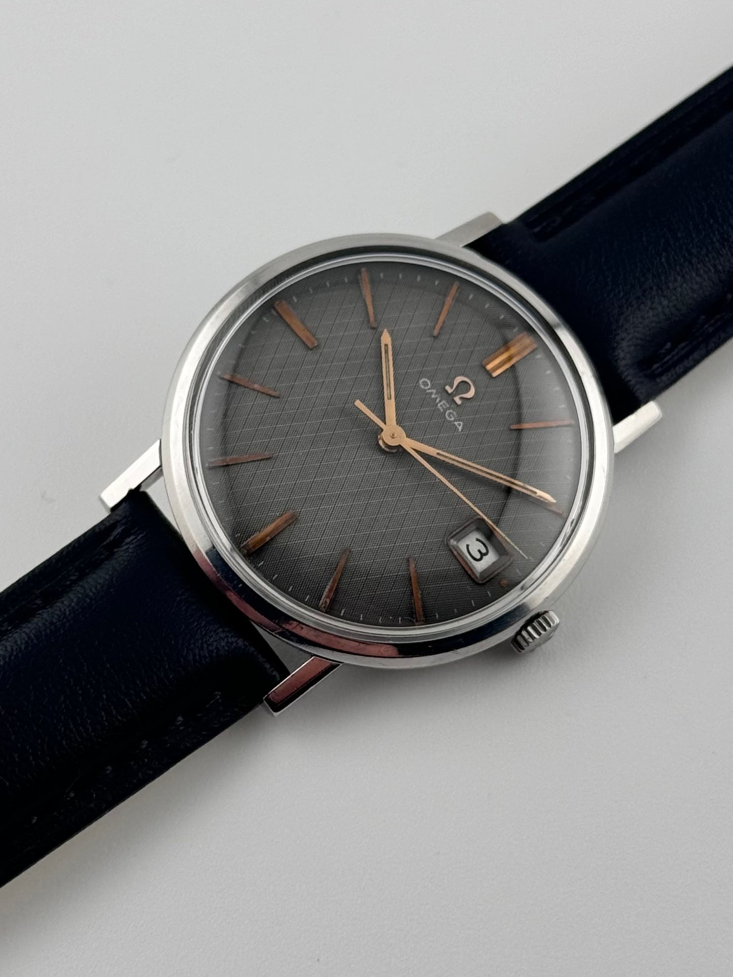 Omega Geneve Manual Date 132.019 - Grey Linen Dial