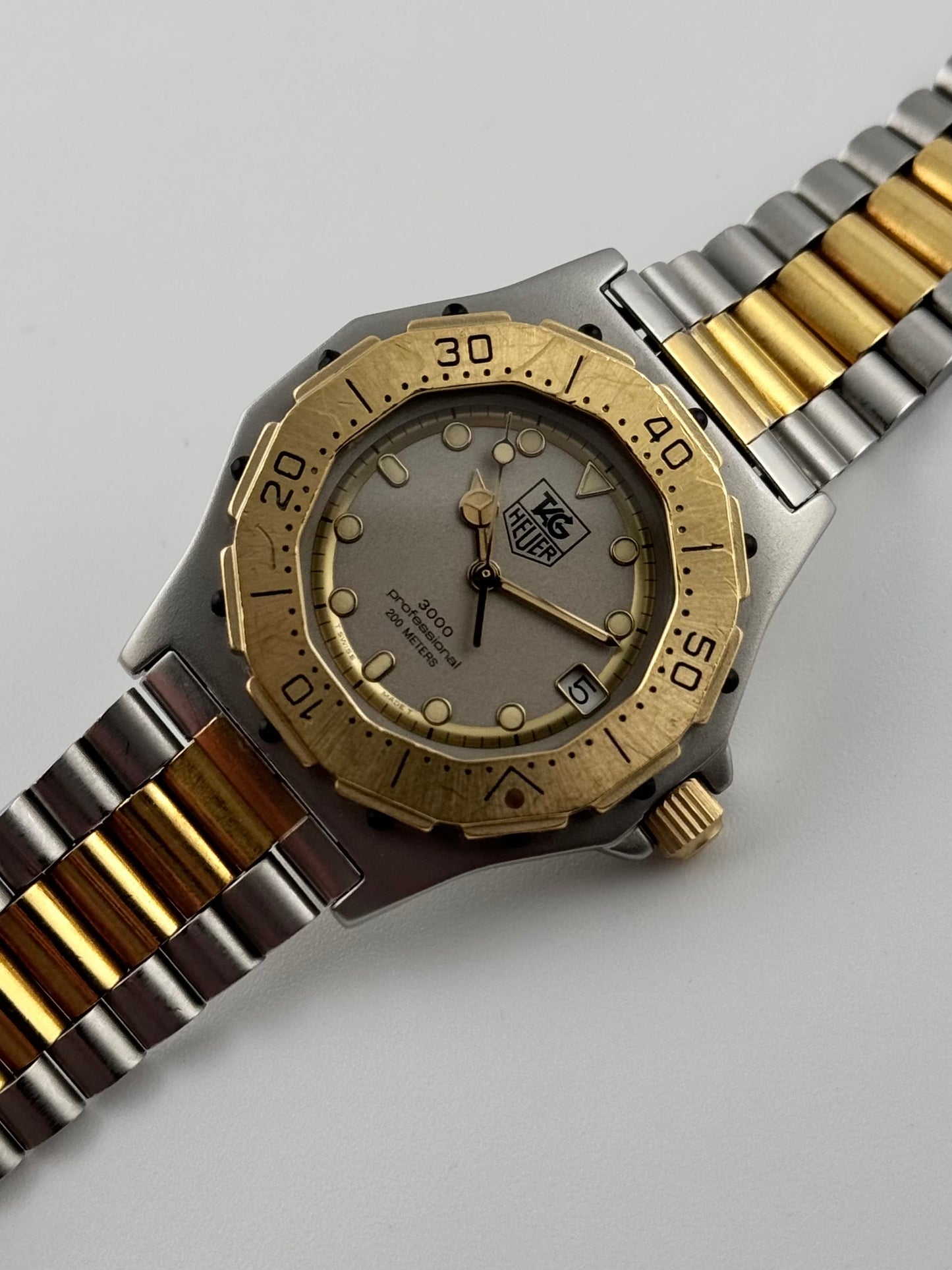Tag Heuer Professional 3000 Quartz Date - 934.213