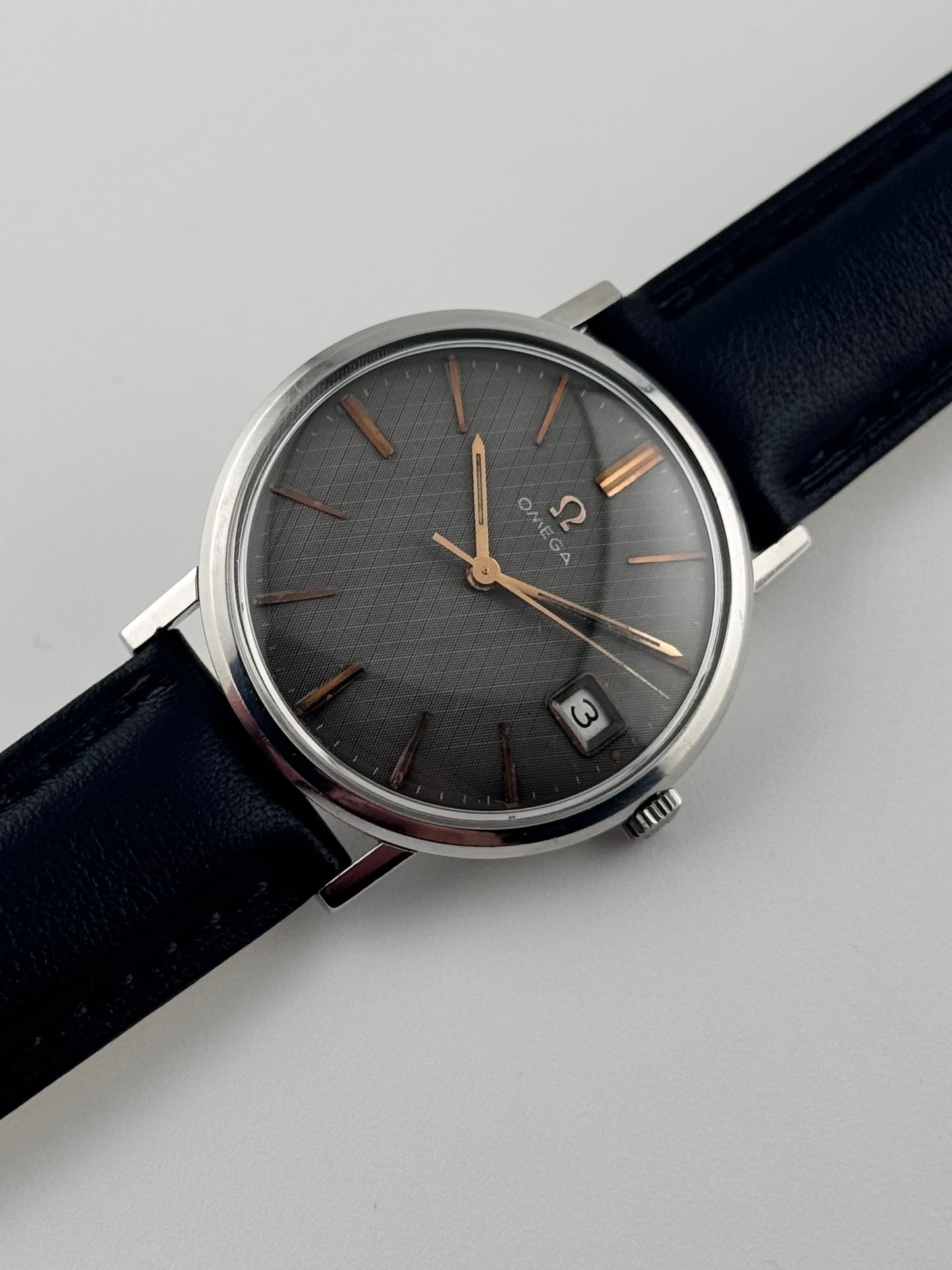 Omega Geneve Manual Date 132.019 - Grey Linen Dial