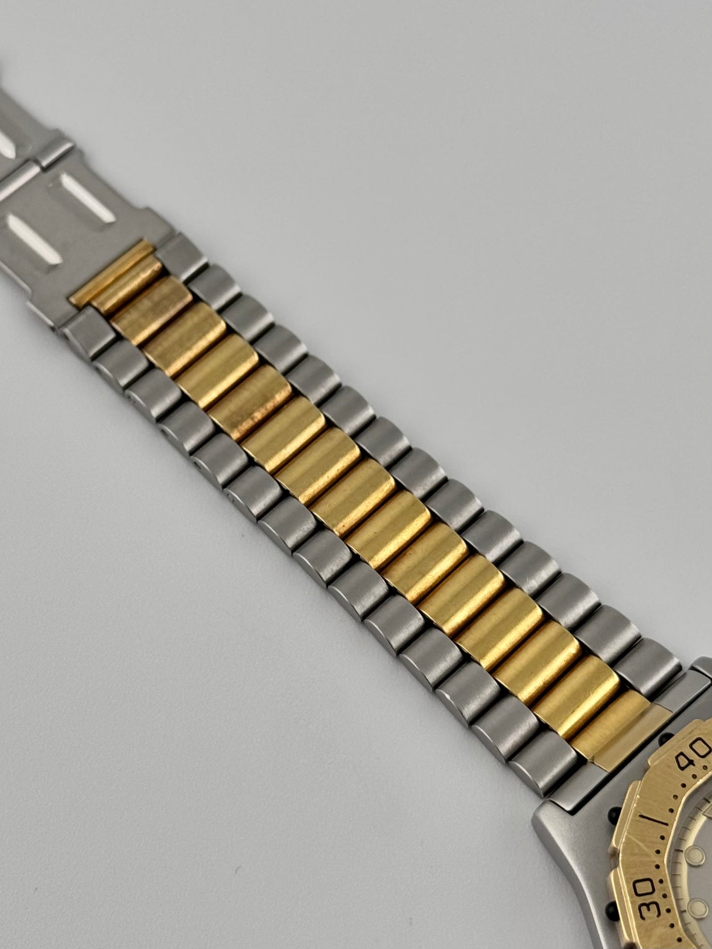 Tag Heuer Professional 3000 Quartz Date - 934.213