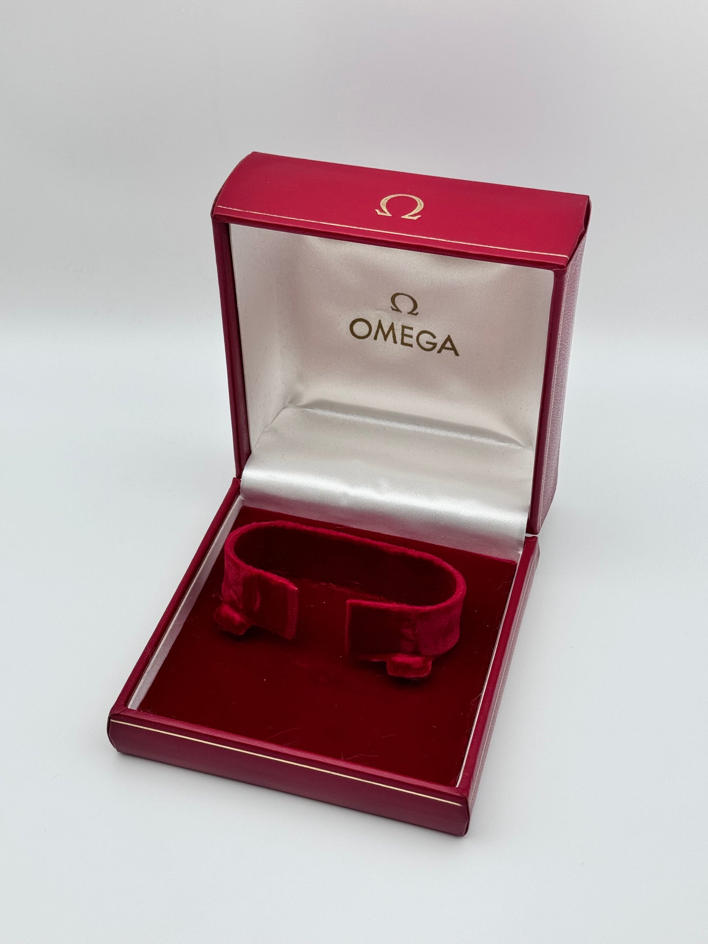 Omega Geneve Manual Wind 9ct Gold - 132.5017 - Original Box and Papers