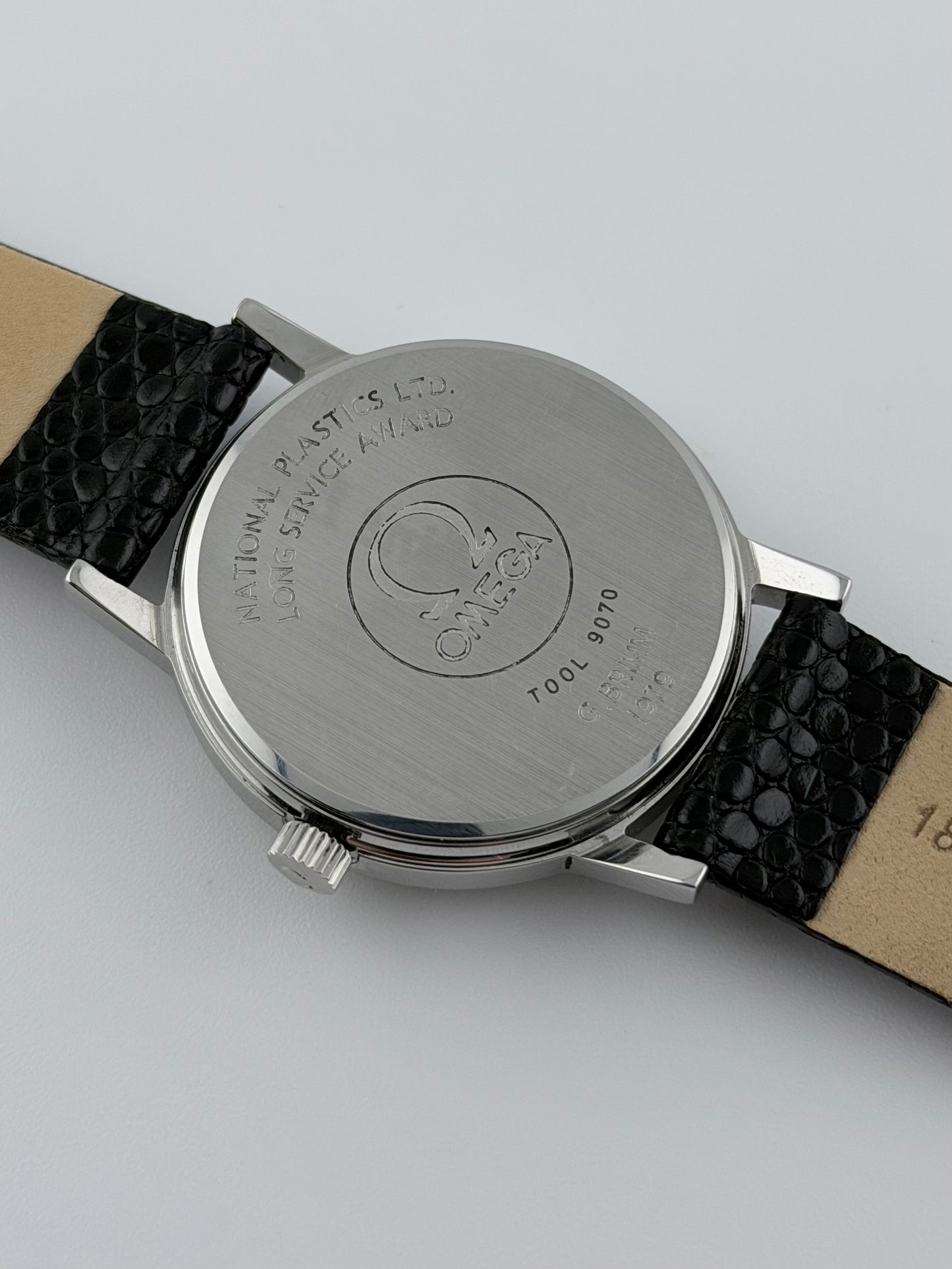 Omega Date Manual Wind 136.0104