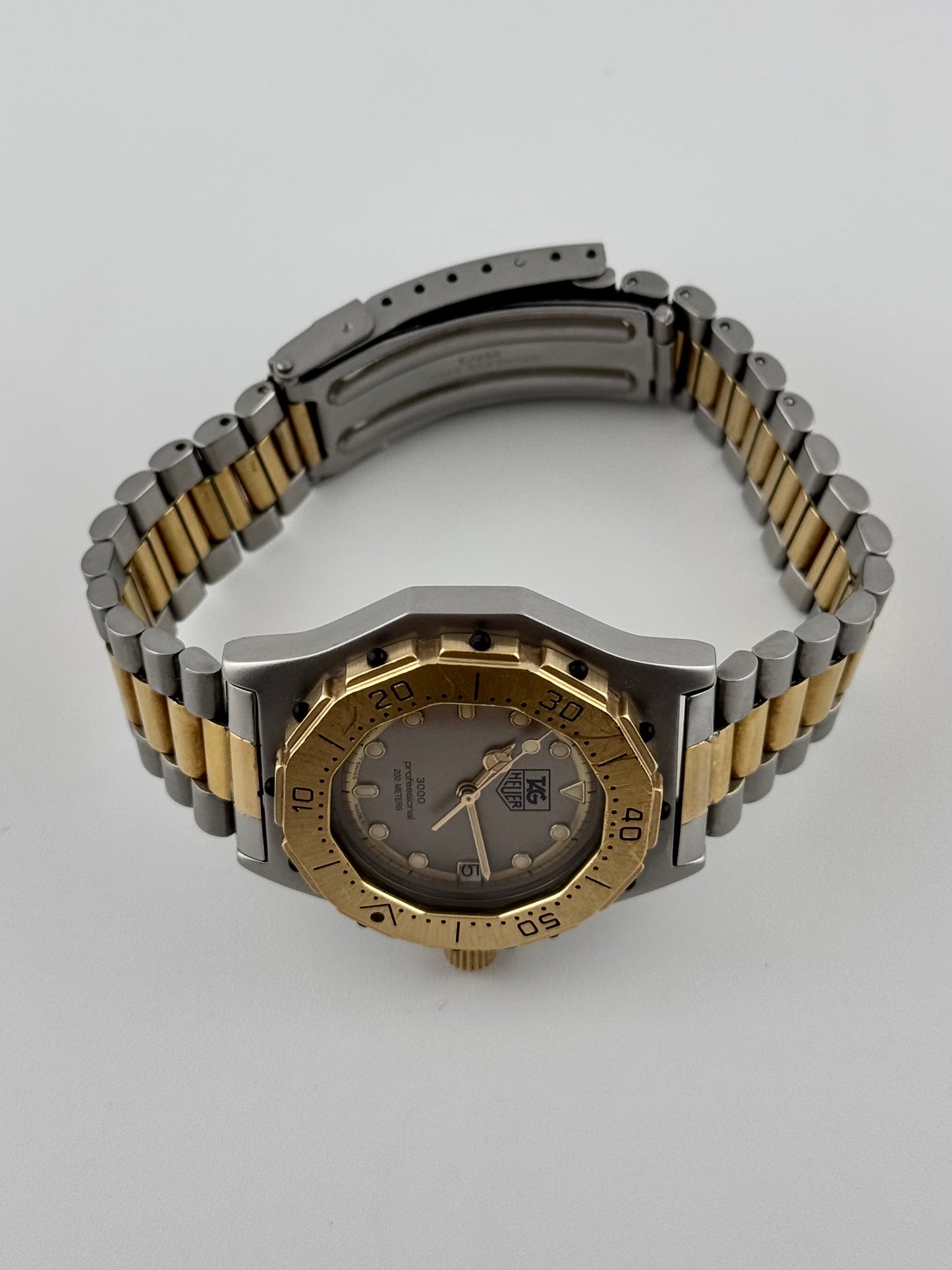 Tag Heuer Professional 3000 Quartz Date - 934.213
