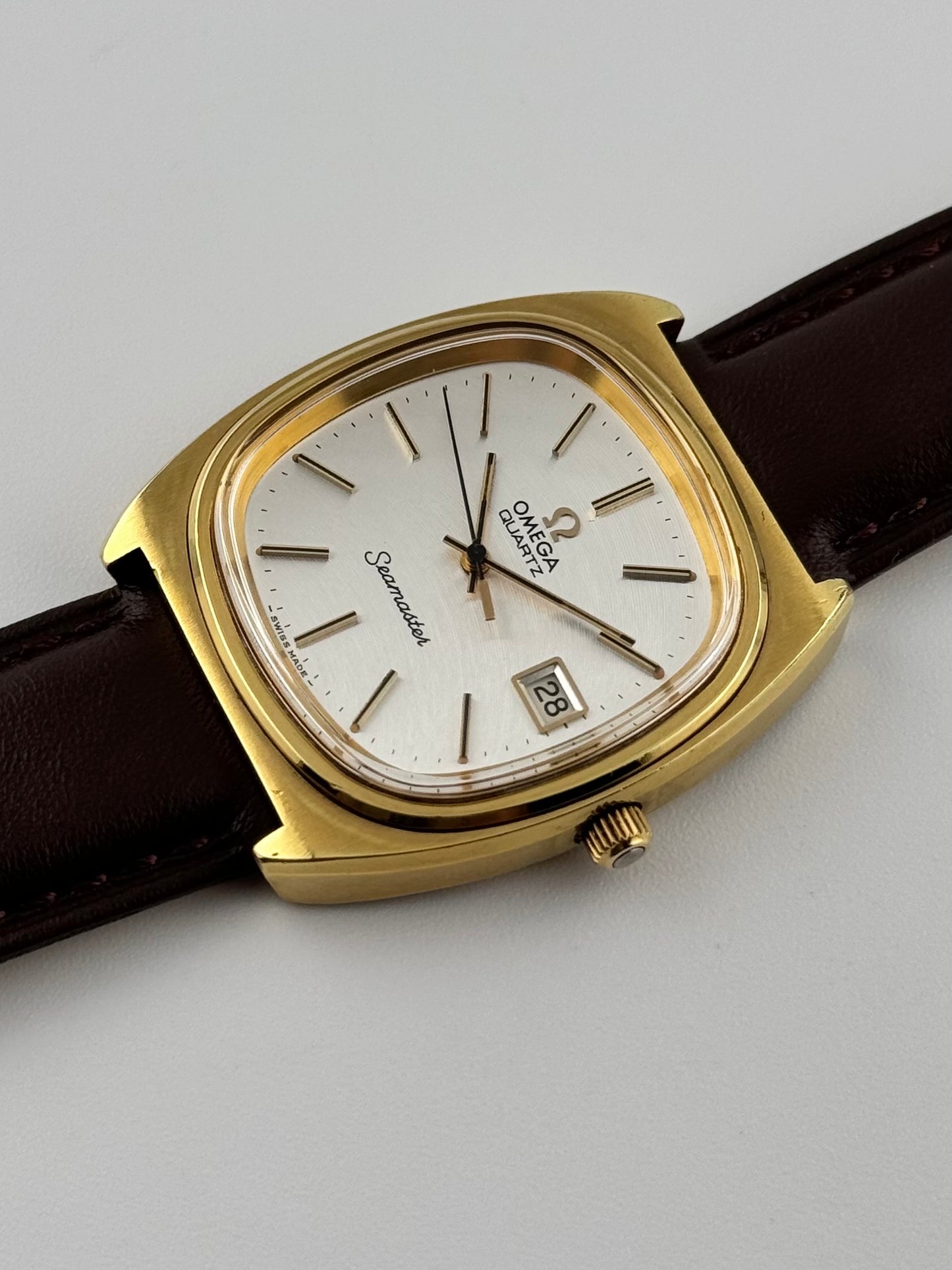 Omega Seamaster Quartz Date 196.0081 - Rare Arc-brushed silver Dial