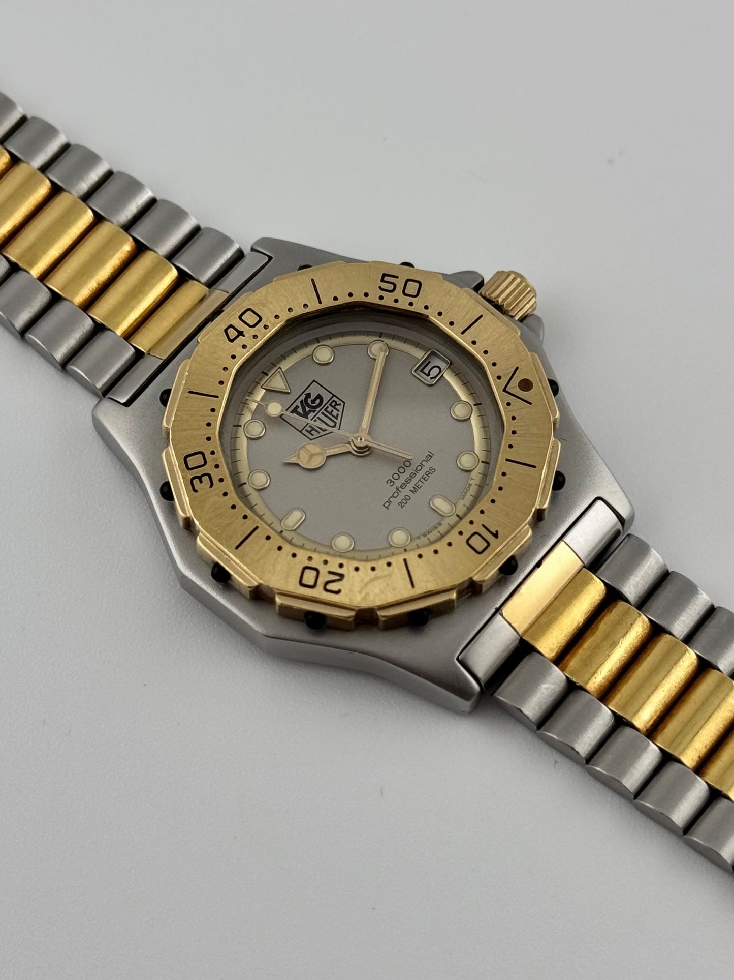 Tag Heuer Professional 3000 Quartz Date - 934.213
