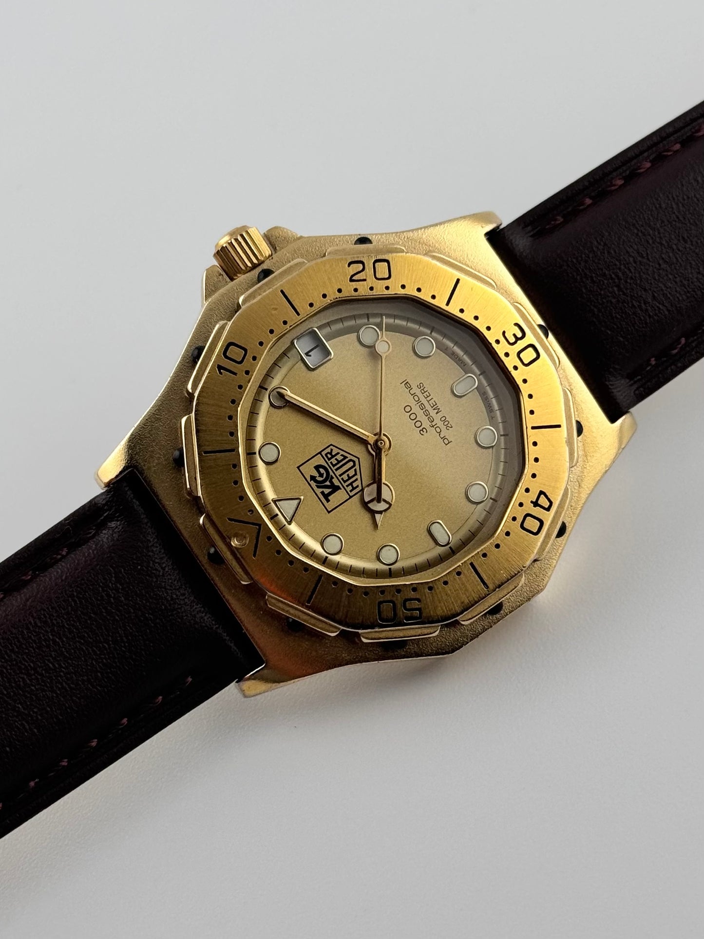 Tag Heuer Professional 3000 Quartz Date - 934.406