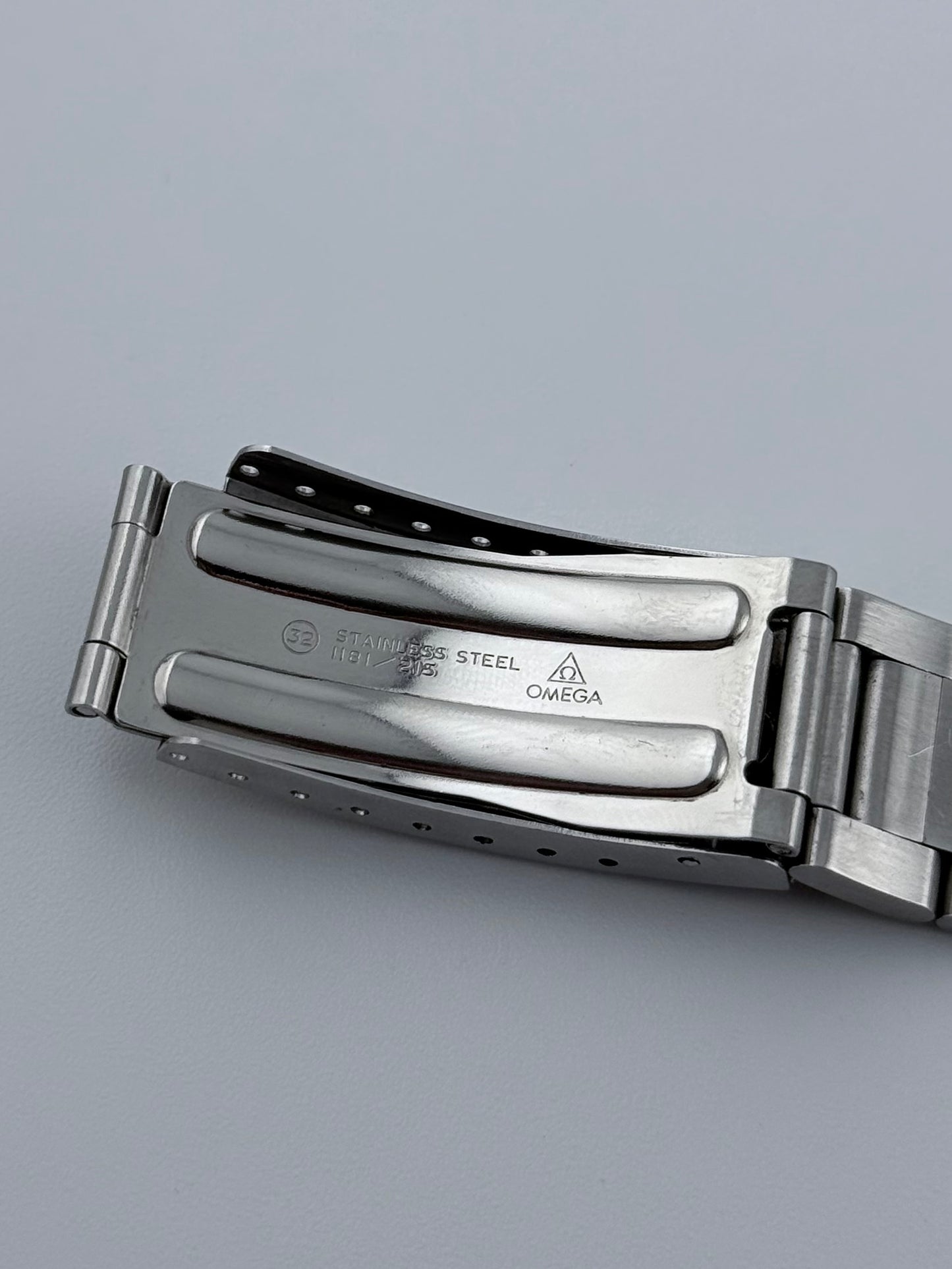 Omega Geneve Date Manual - 136.0103 - Rare Blue Dial - Box and Papers