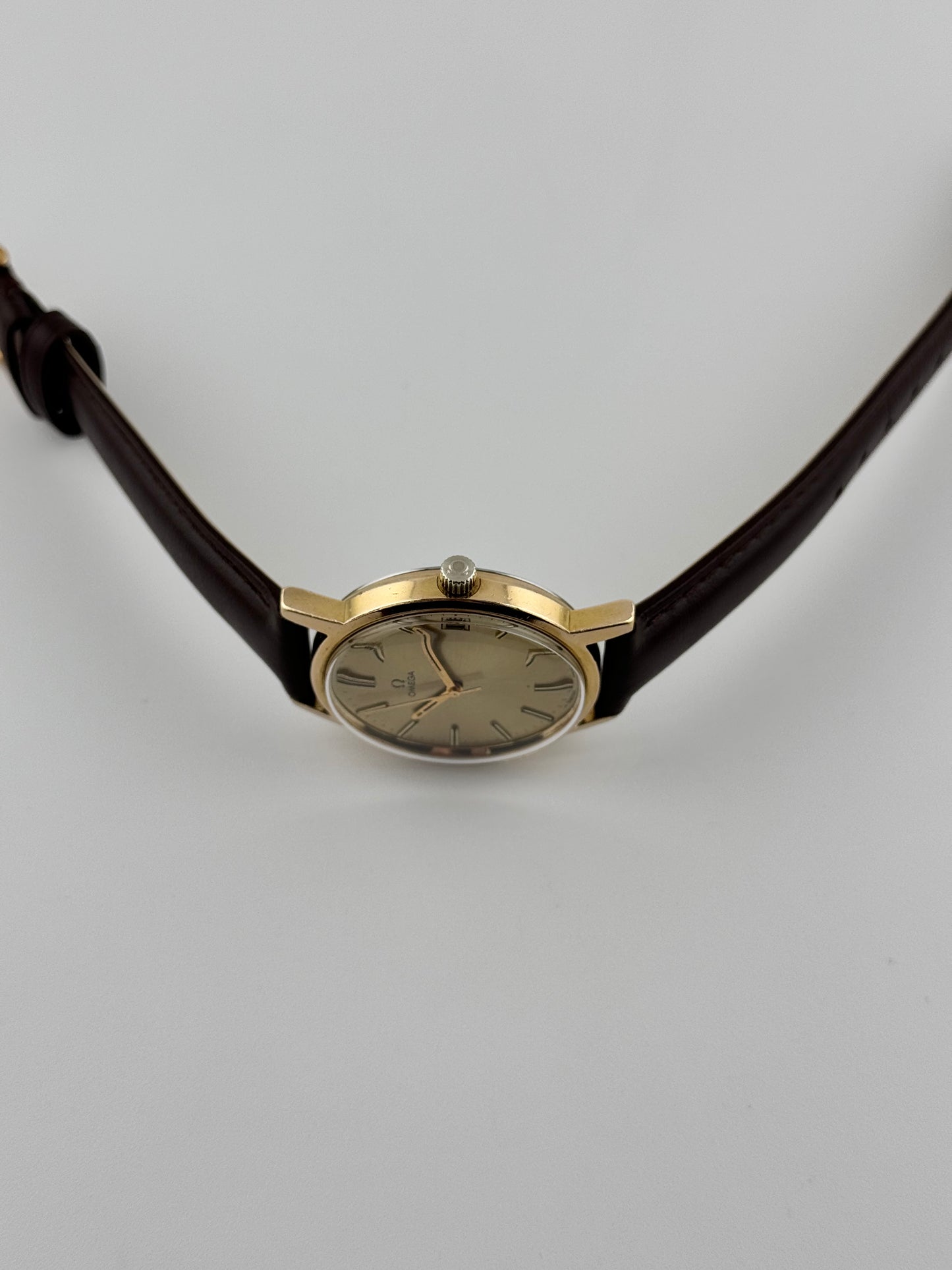 Omega Date Manual Wind - 136.0104