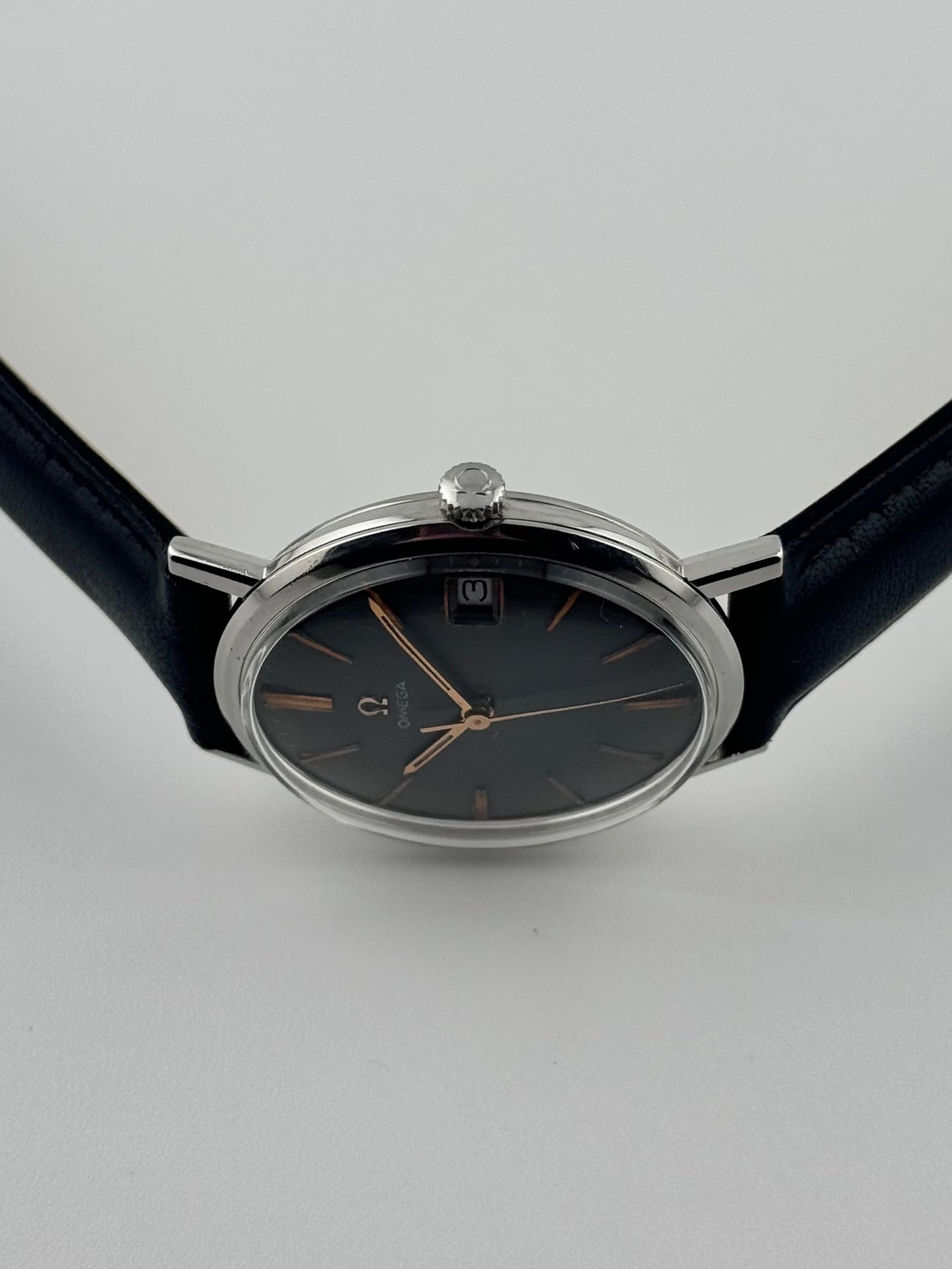 Omega Geneve Manual Date 132.019 - Grey Linen Dial