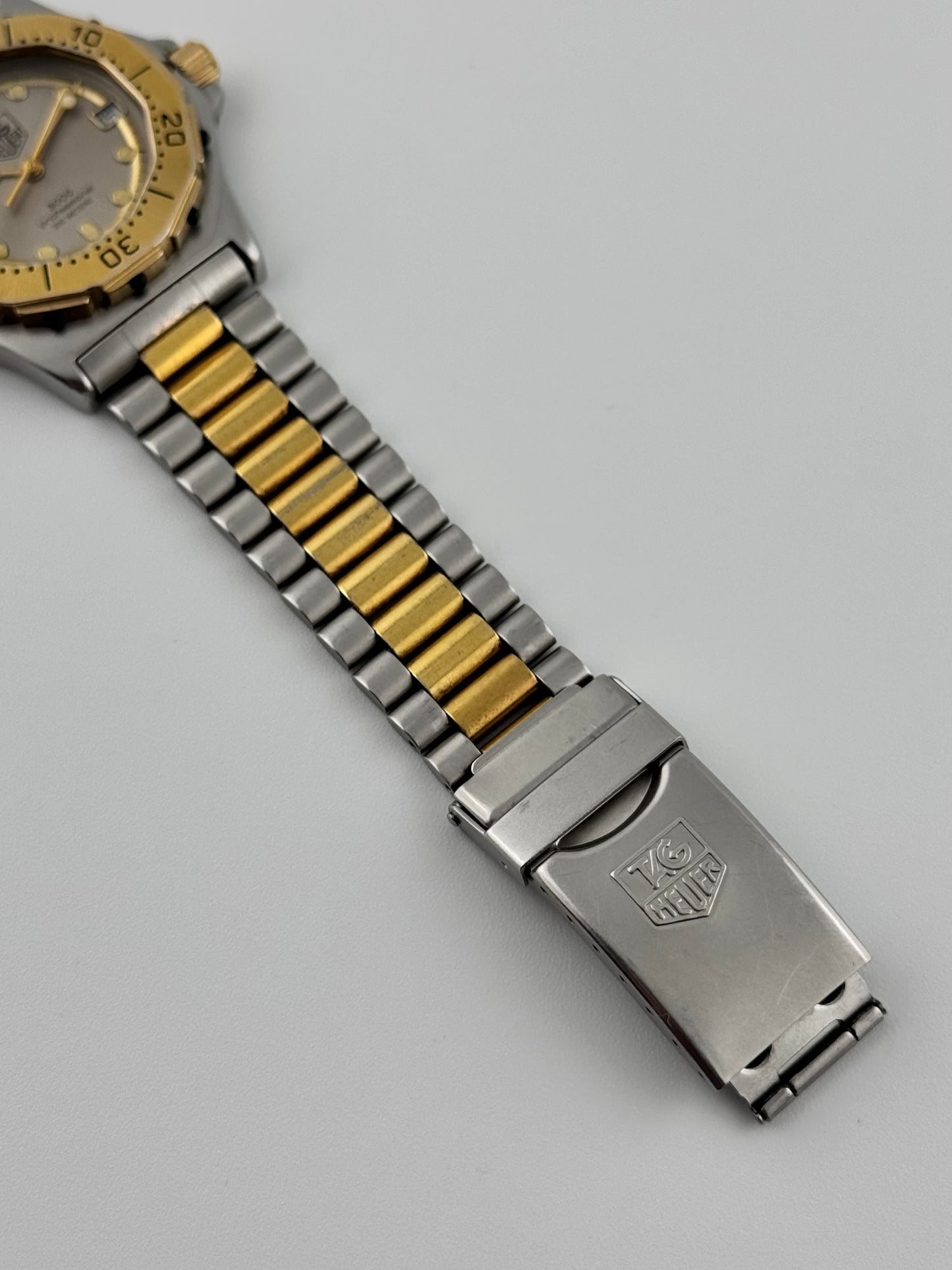 Tag Heuer Professional 3000 Quartz Date - 934.213