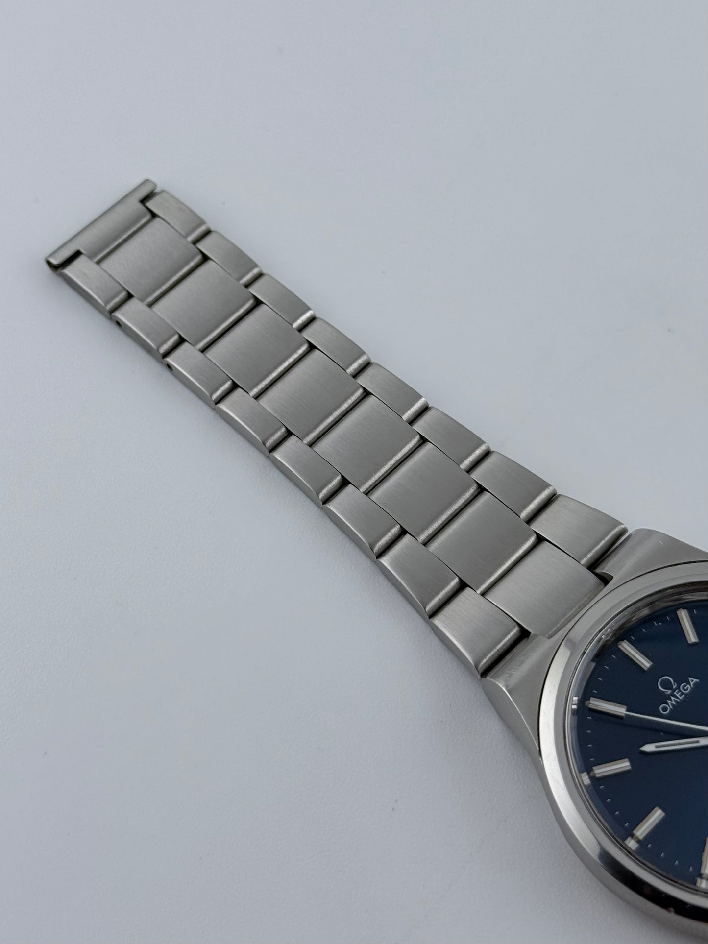 Omega Geneve Date Manual - 136.0103 - Rare Blue Dial - Box and Papers