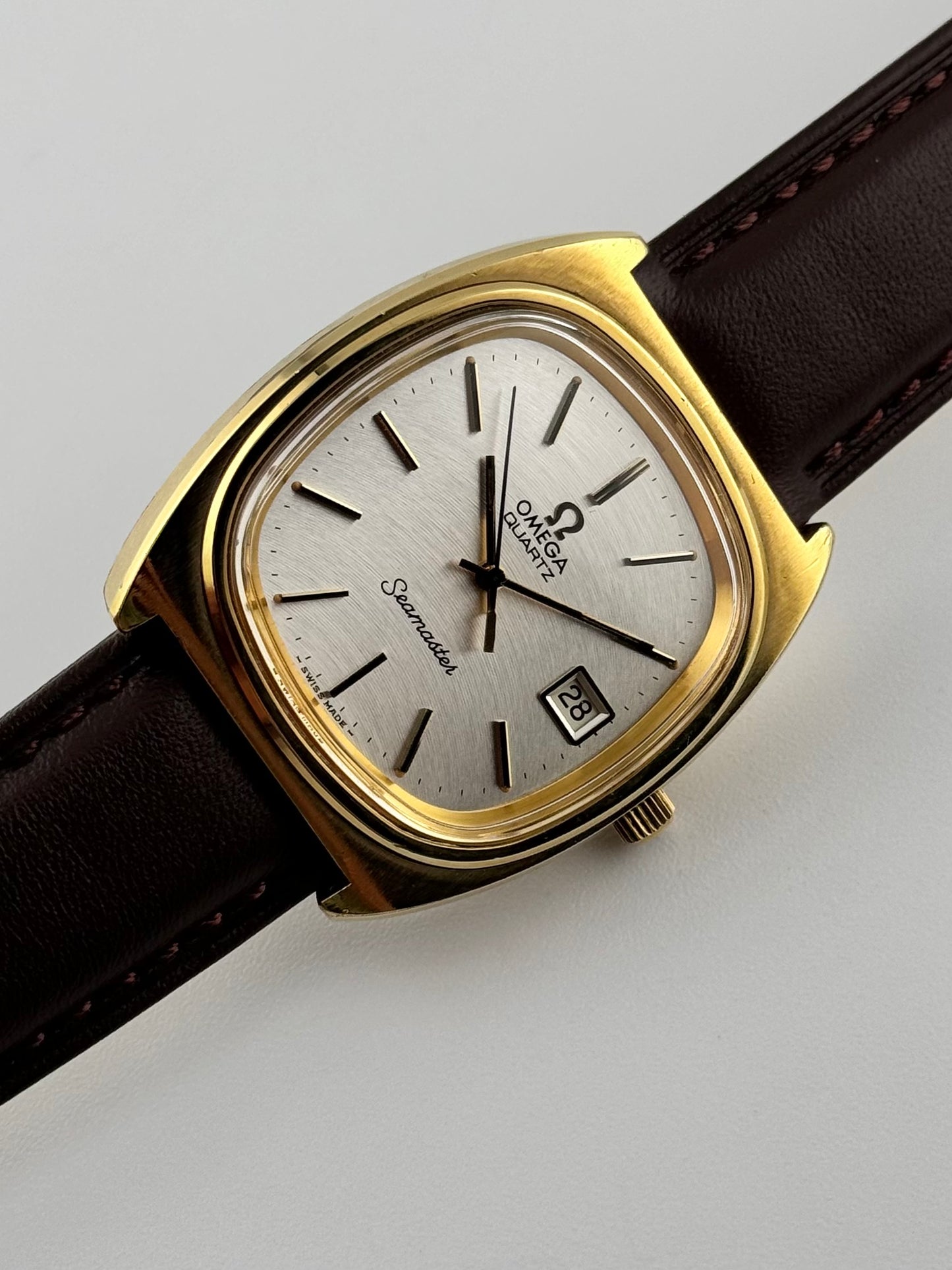 Omega Seamaster Quartz Date 196.0081 - Rare Arc-brushed silver Dial