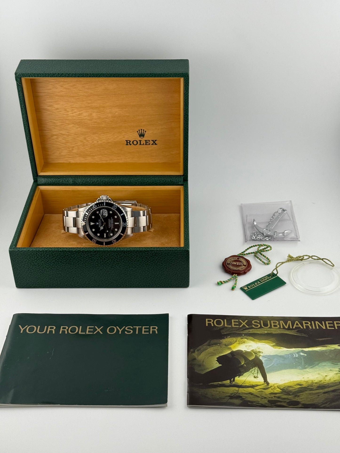 Rolex Oyster Perpetual Submariner Date - 16610 - Box and Papers - Collectors Set