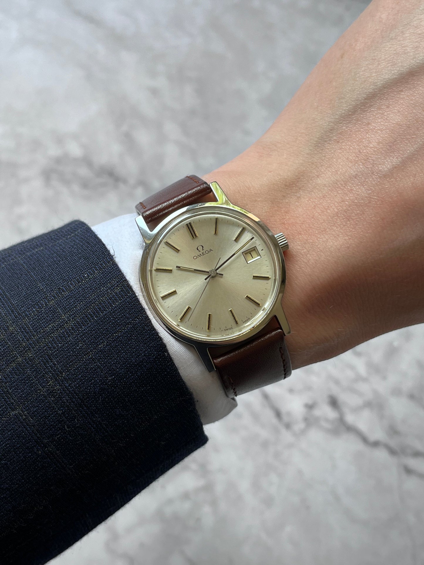 Omega Date Manual Wind 136.0104