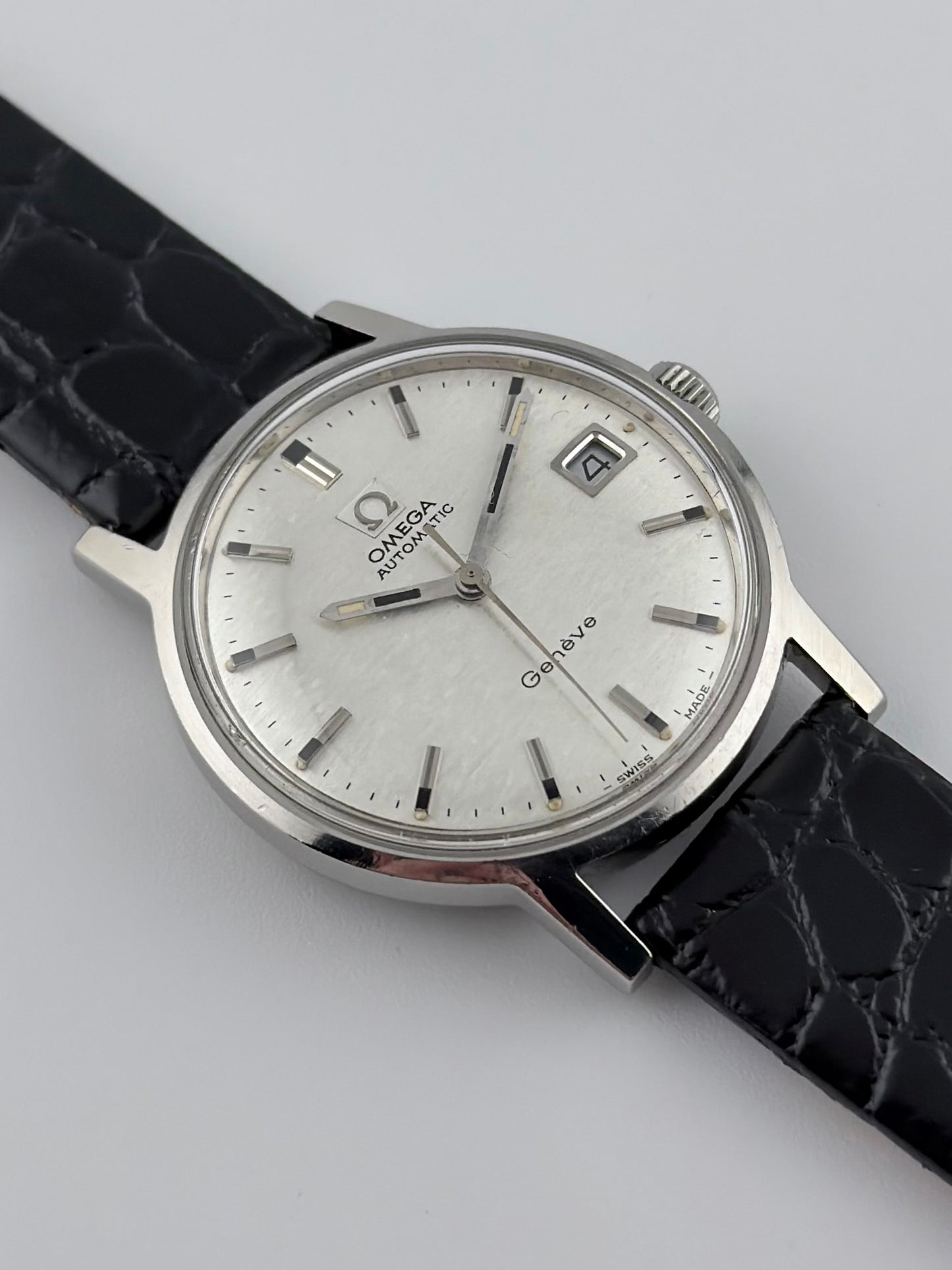 Omega Geneve Automatic Date 166.070 - Rare Shantung Dial