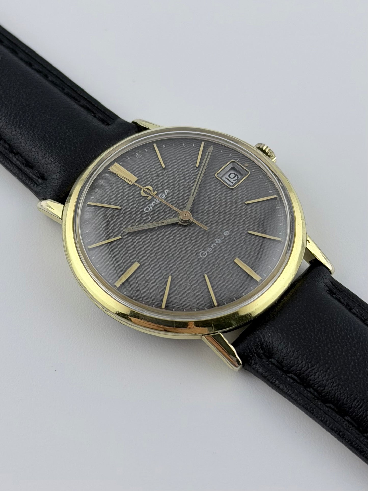 Omega Geneve Manual Date 132.00019 - Grey Linen Dial