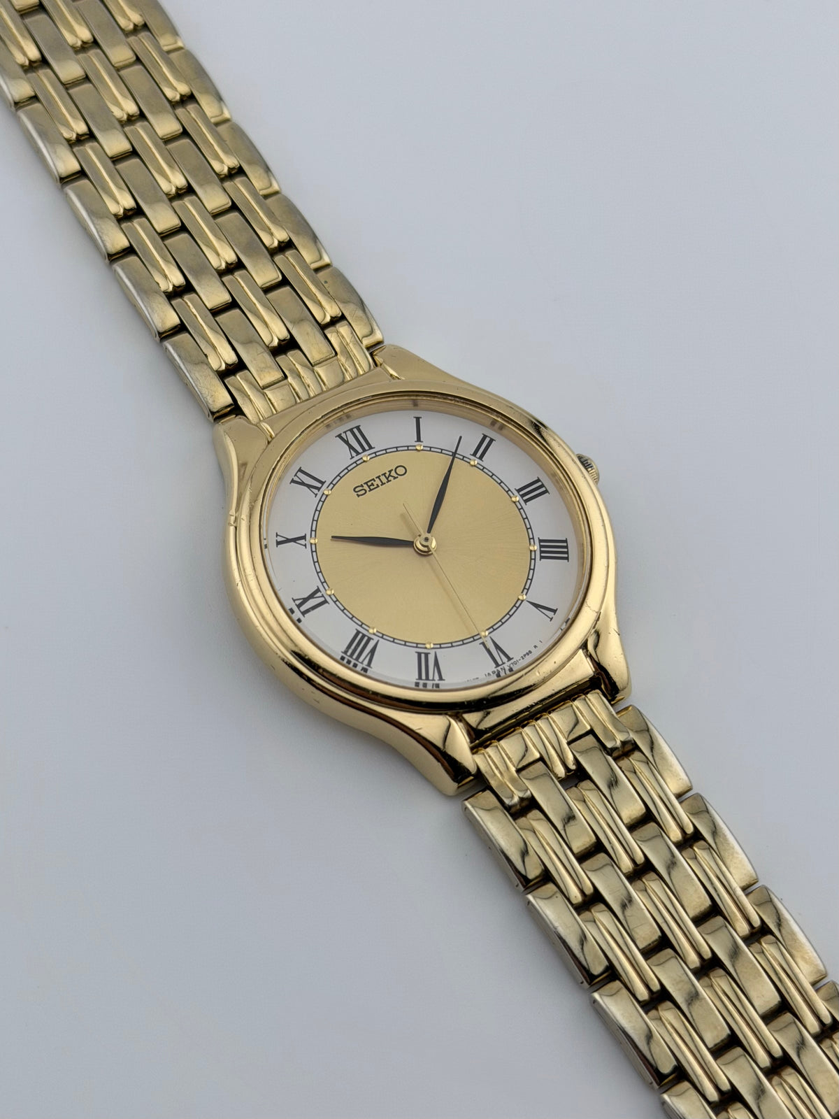 Seiko Quartz V701-1Y70
