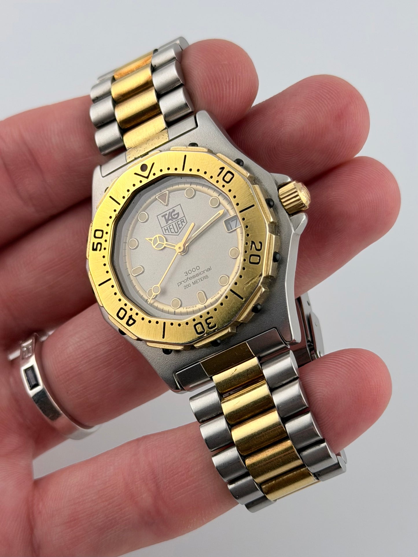 Tag Heuer Professional 3000 Quartz Date - 934.213