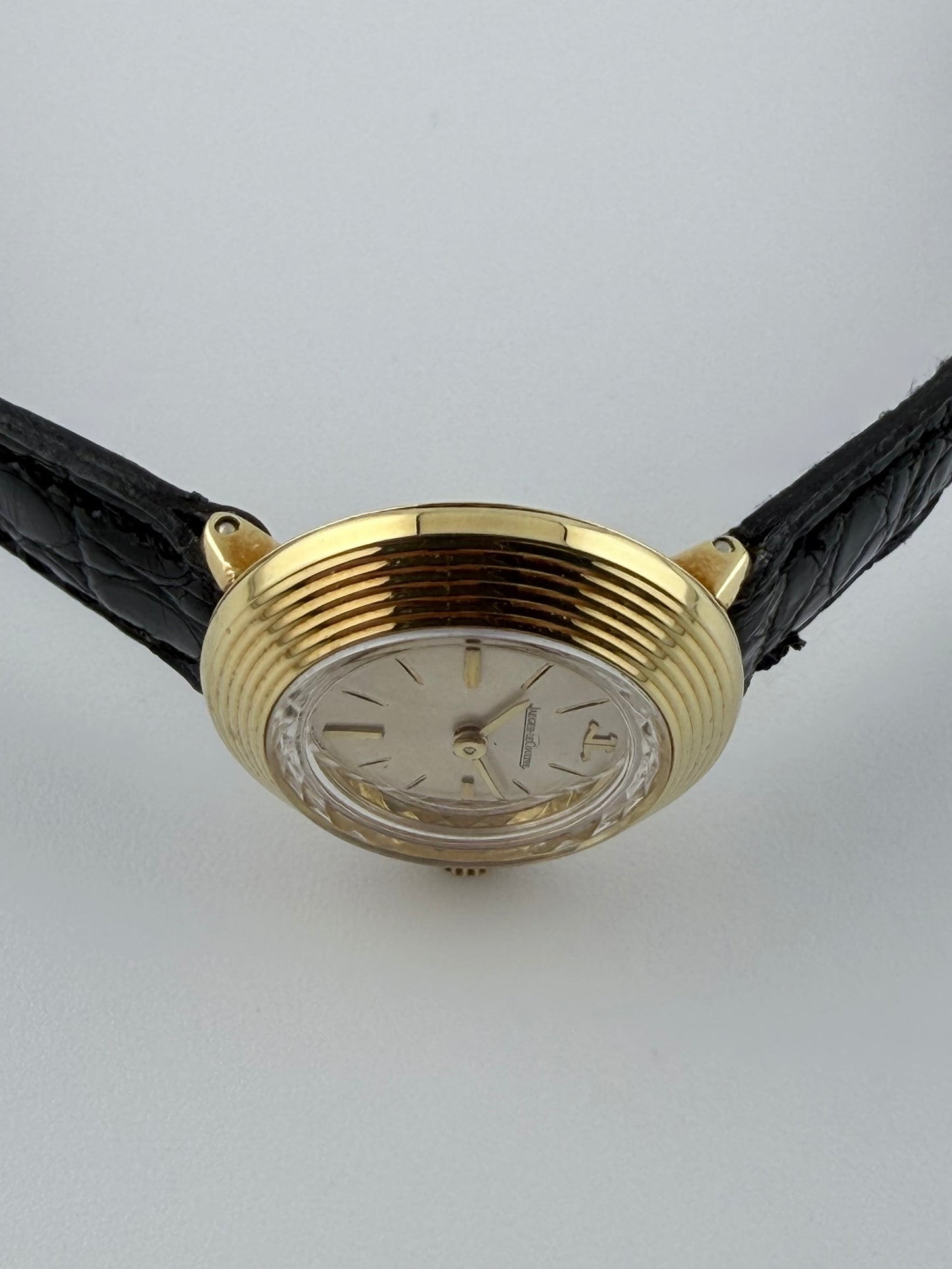 Jaeger LeCoultre Manual Wind 18kt Gold - Rare Decorated Disco Volante - Ladies