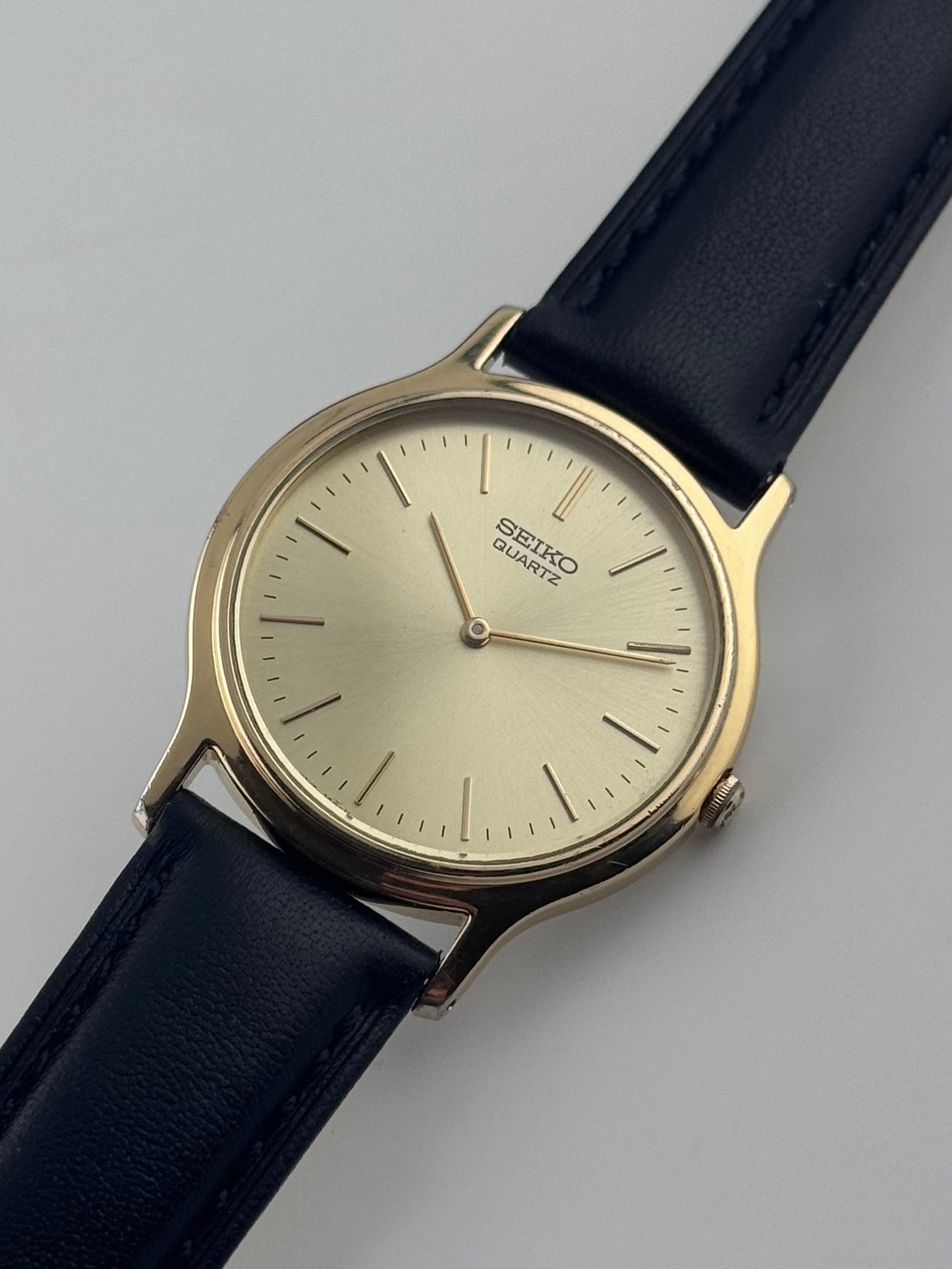 Seiko Quartz - V700-8A10