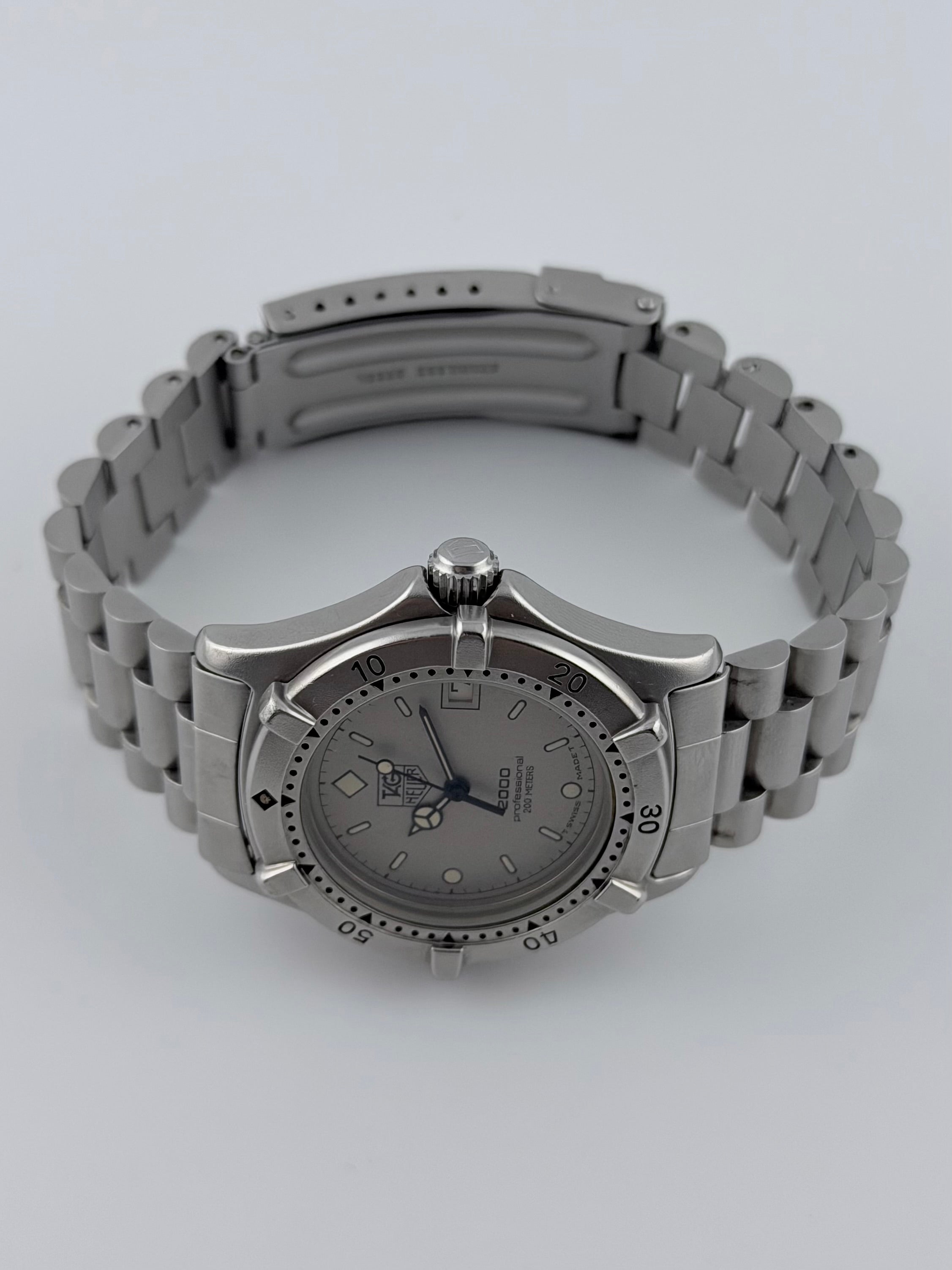 Tag Heuer Professional 2000 Quartz Date - 962.213 – The Wrist Watcher