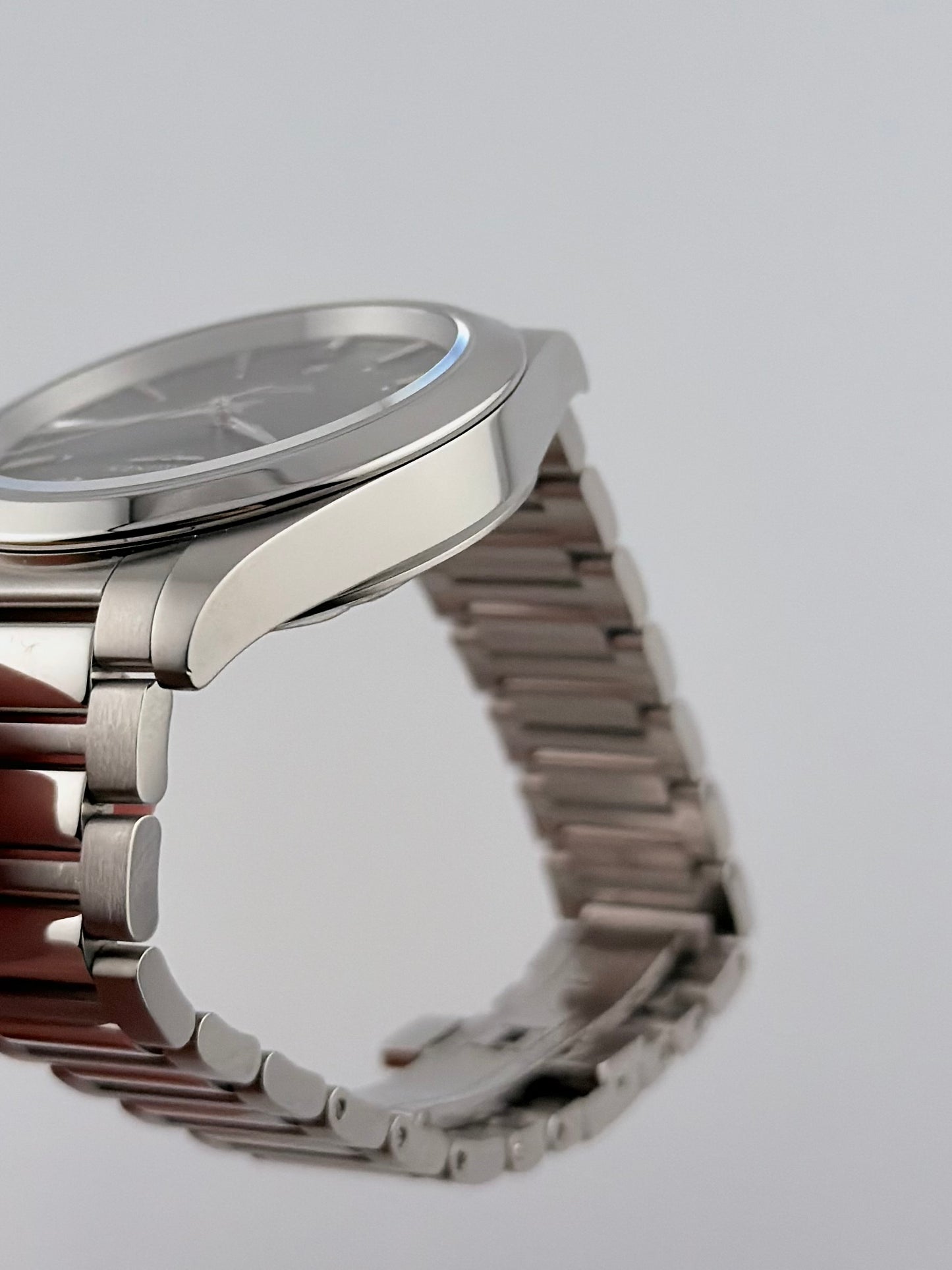 Longines Conquest Automatic Date L3.720.4 - Green Sunburst Dial