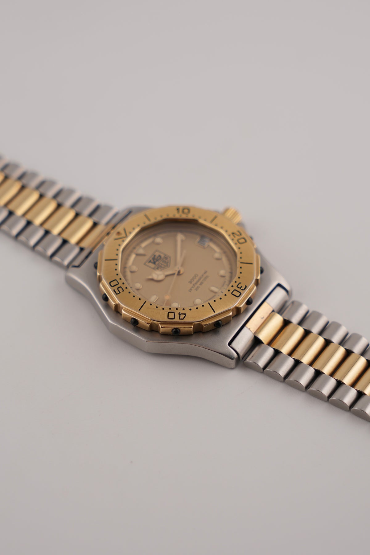 Tag Heuer Professional 3000 Quartz Date - 935.406