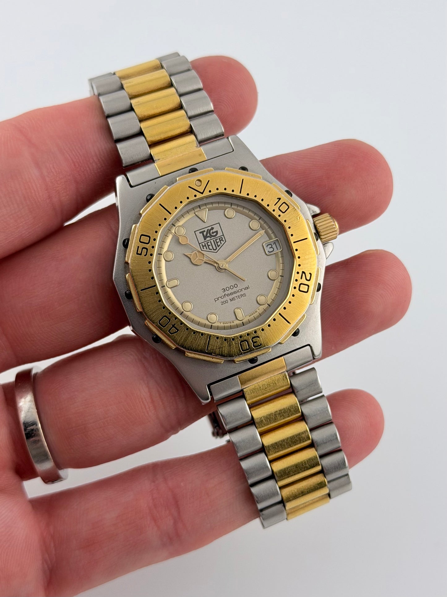 Tag Heuer Professional 3000 Quartz Date - 934.213