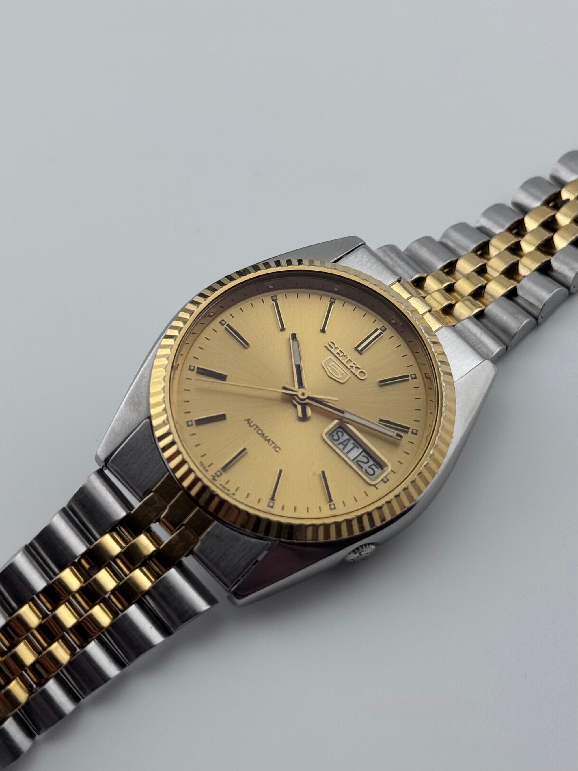 SEIKO 5 セイコー5 デイトジャストタイプ　7009-3110 Seiko 5 Automatic Day-Date 7009-3110 – The Wrist Watcher