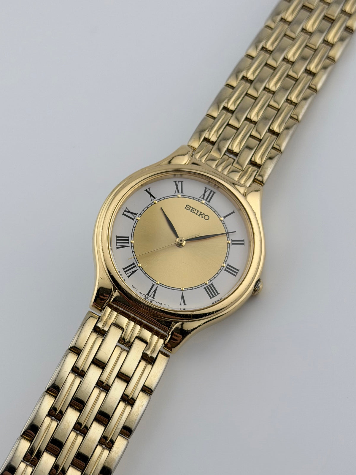 Seiko Quartz V701-1Y70