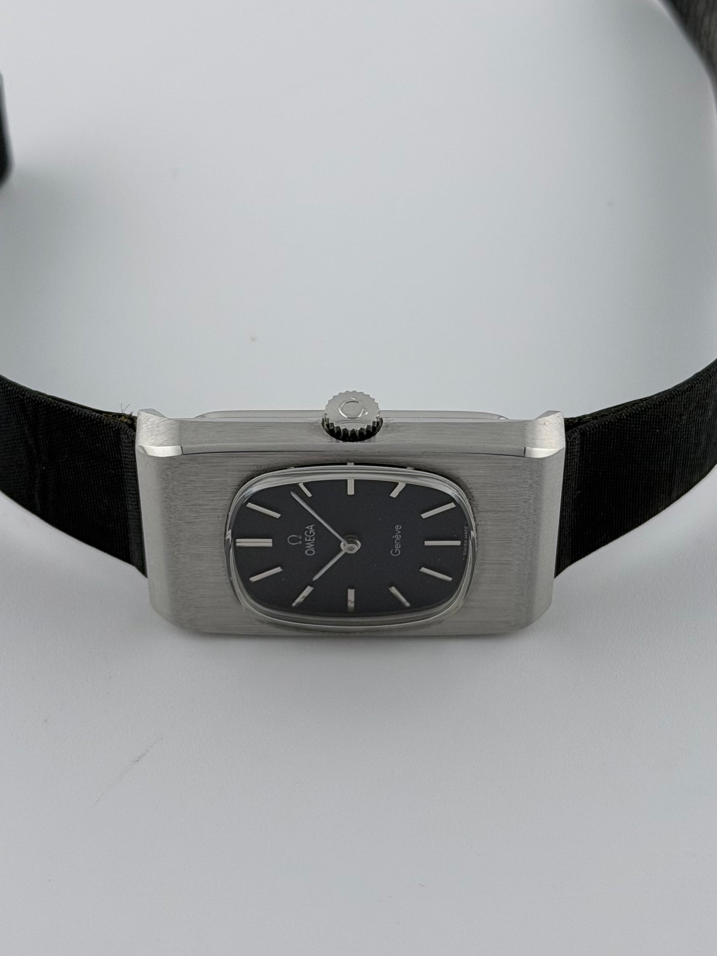 Omega Geneve Tank Manual Wind 511.0470 - Box and Papers