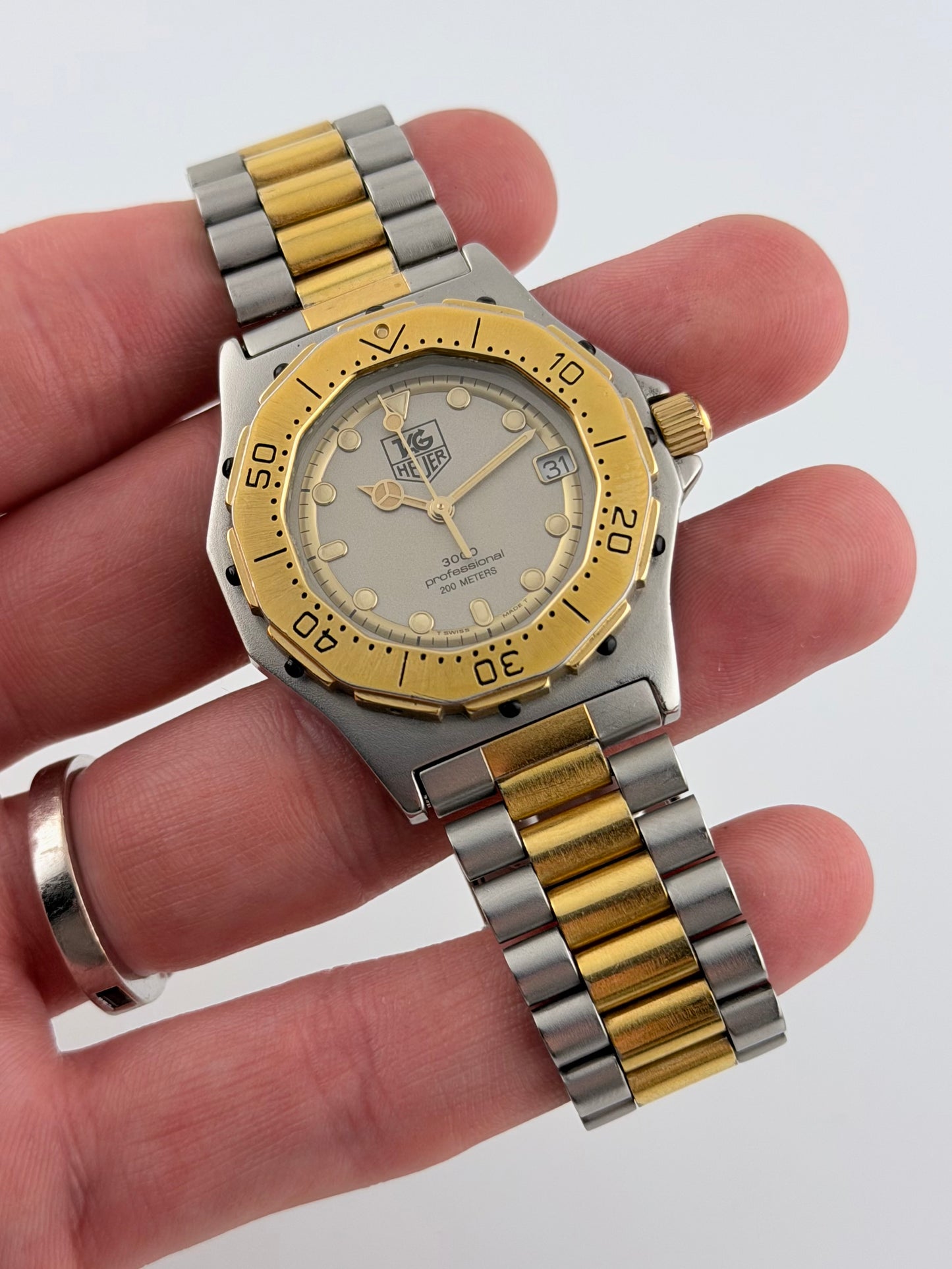 Tag Heuer Professional 3000 Quartz Date - 934.213