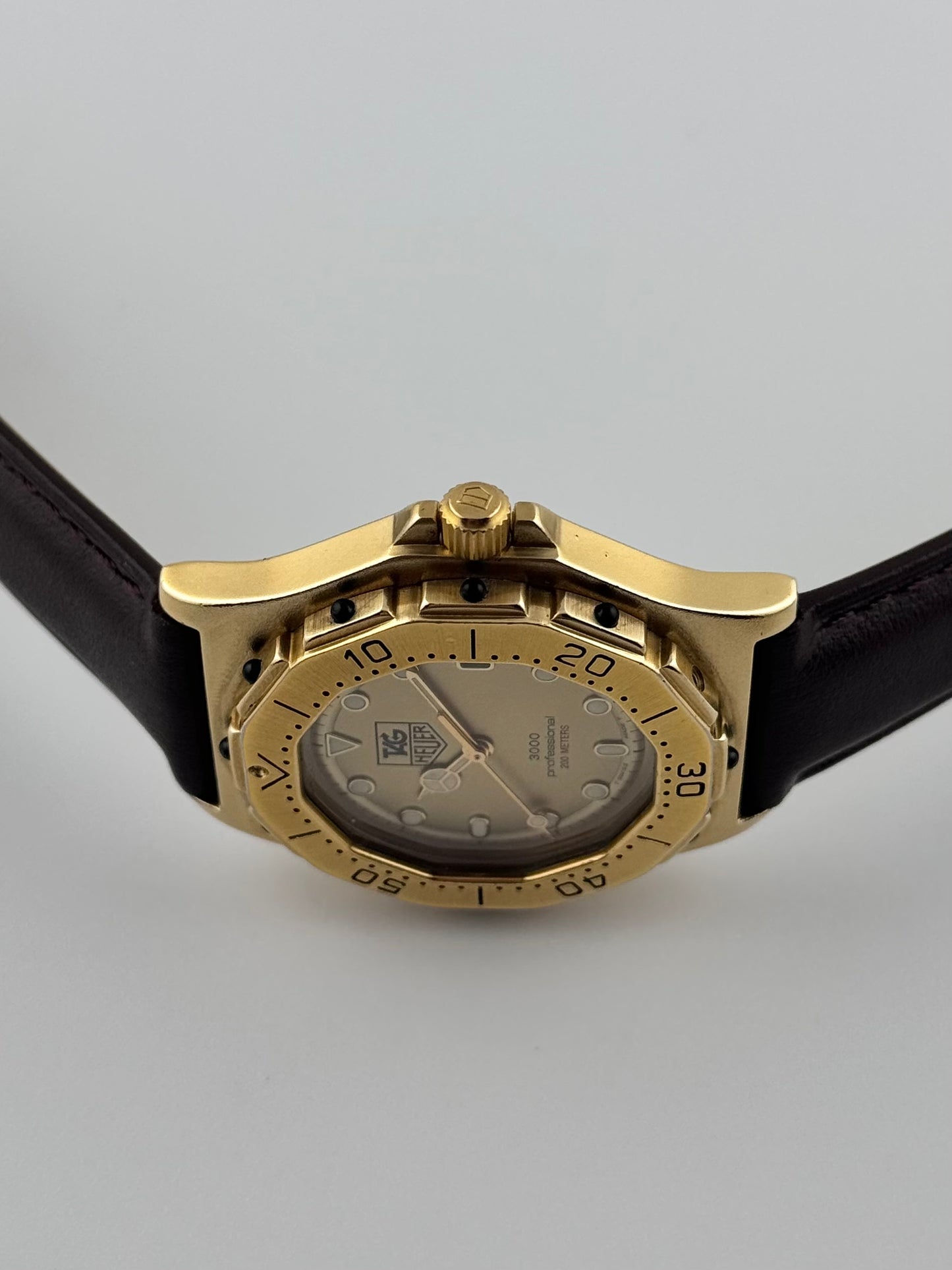 Tag Heuer Professional 3000 Quartz Date - 934.406