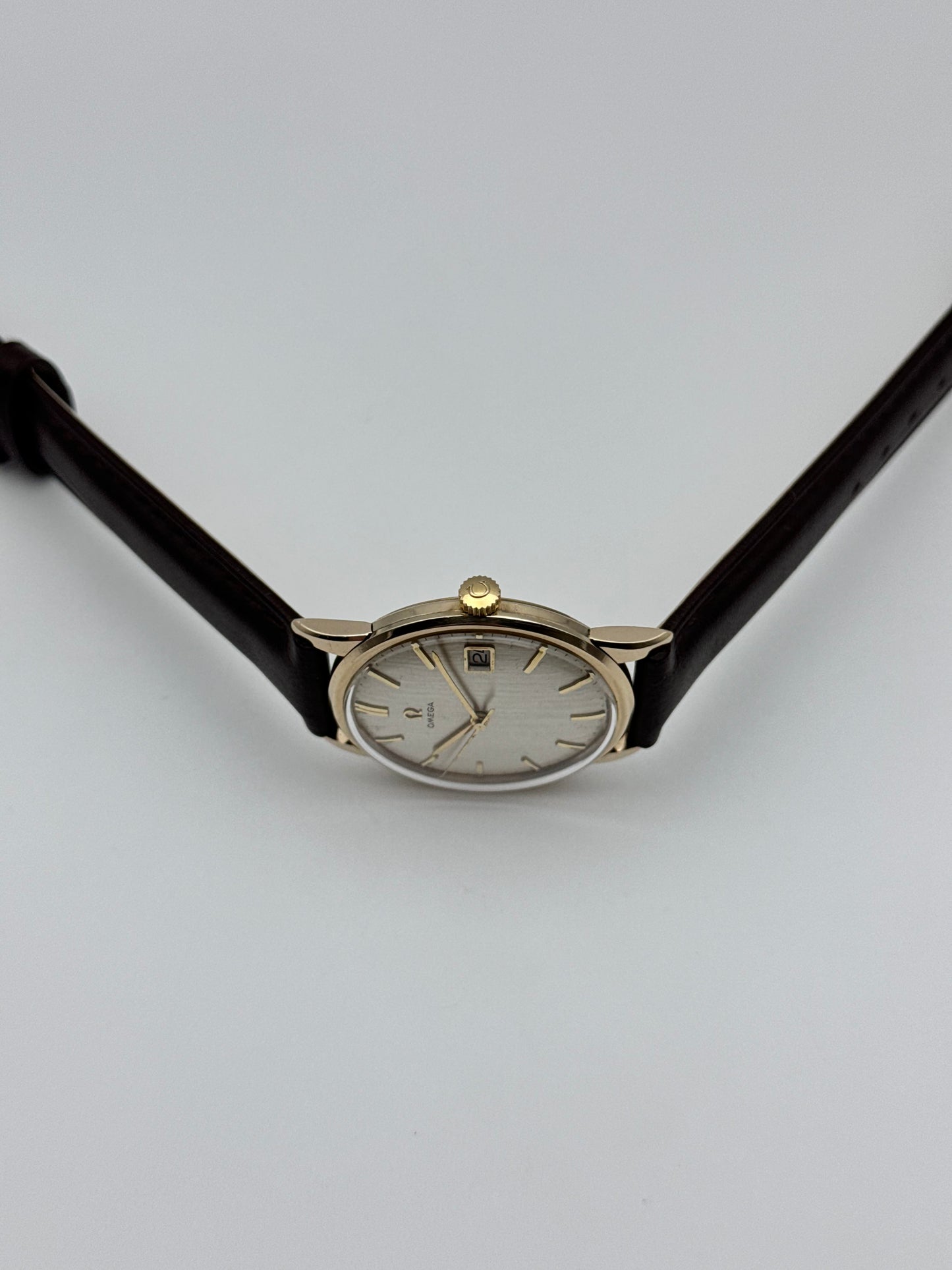 Omega Manual Wind 9ct Gold - 132.5409 - Box and Papers