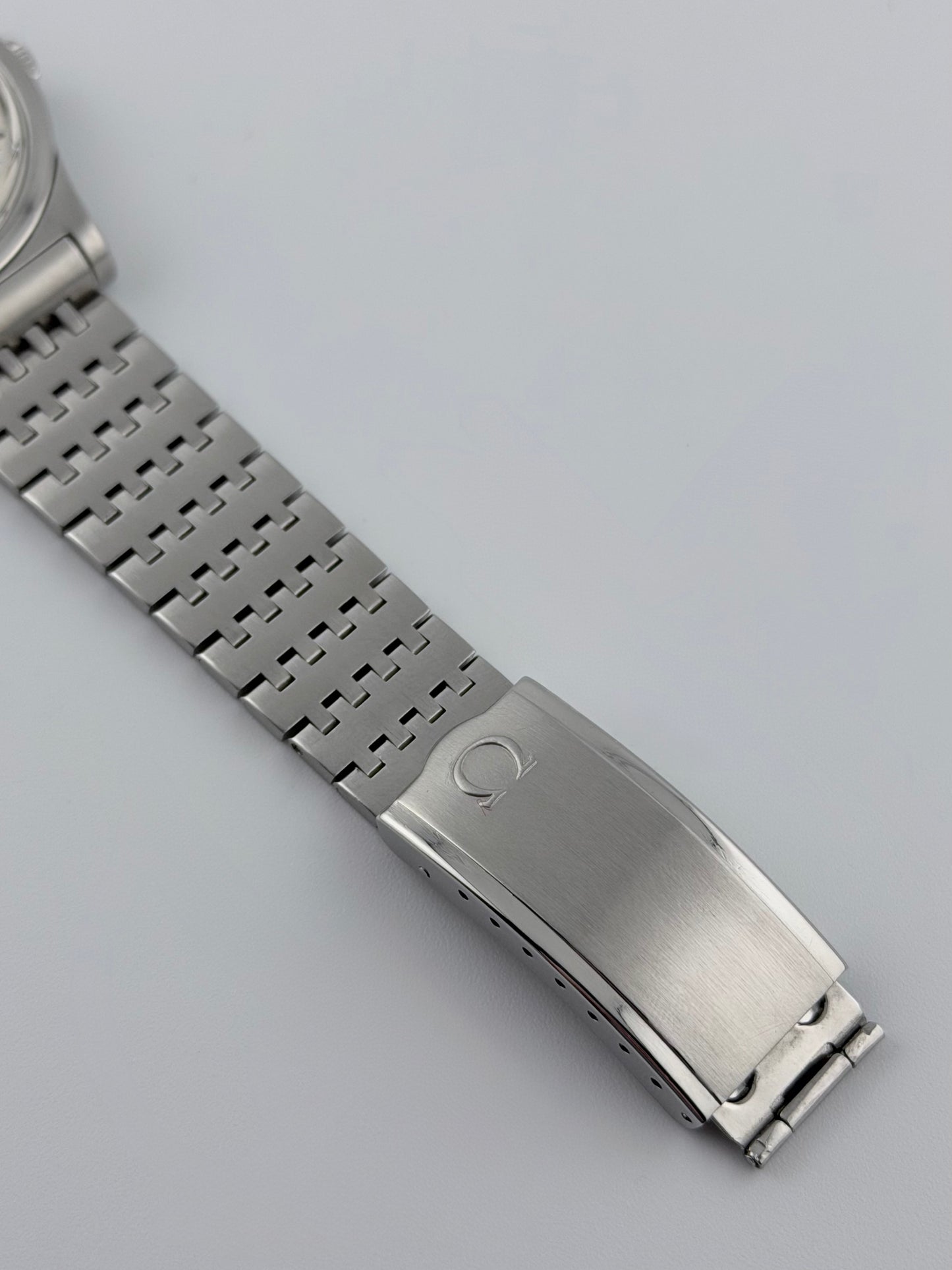 Omega Geneve Manual Wind - 136.0102 - Original Bracelet - Box and Papers!