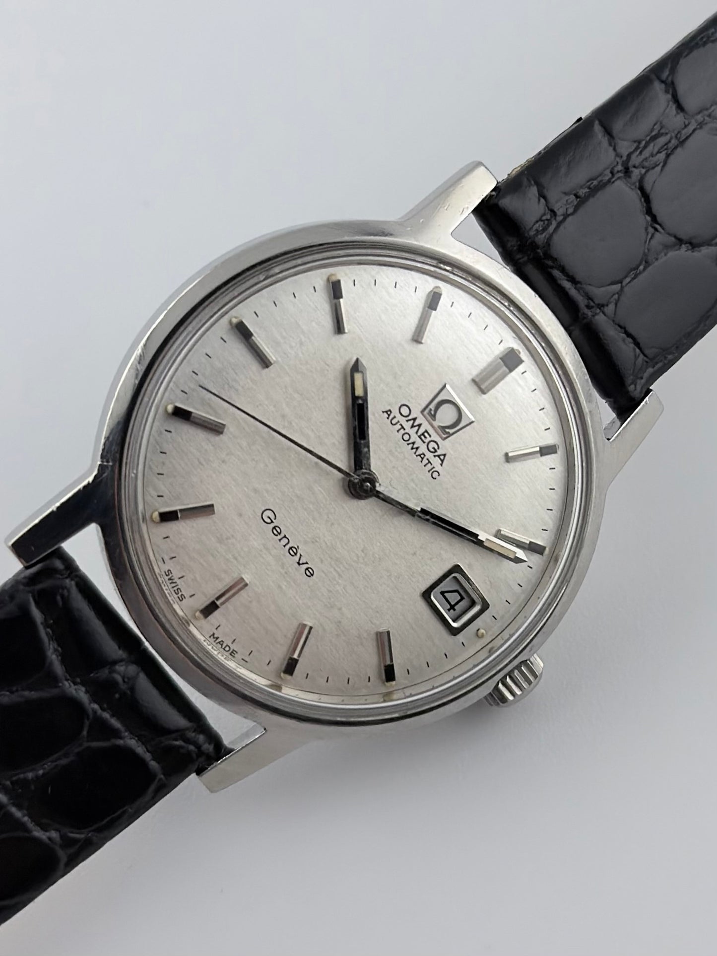 Omega Geneve Automatic Date 166.070 - Rare Shantung Dial