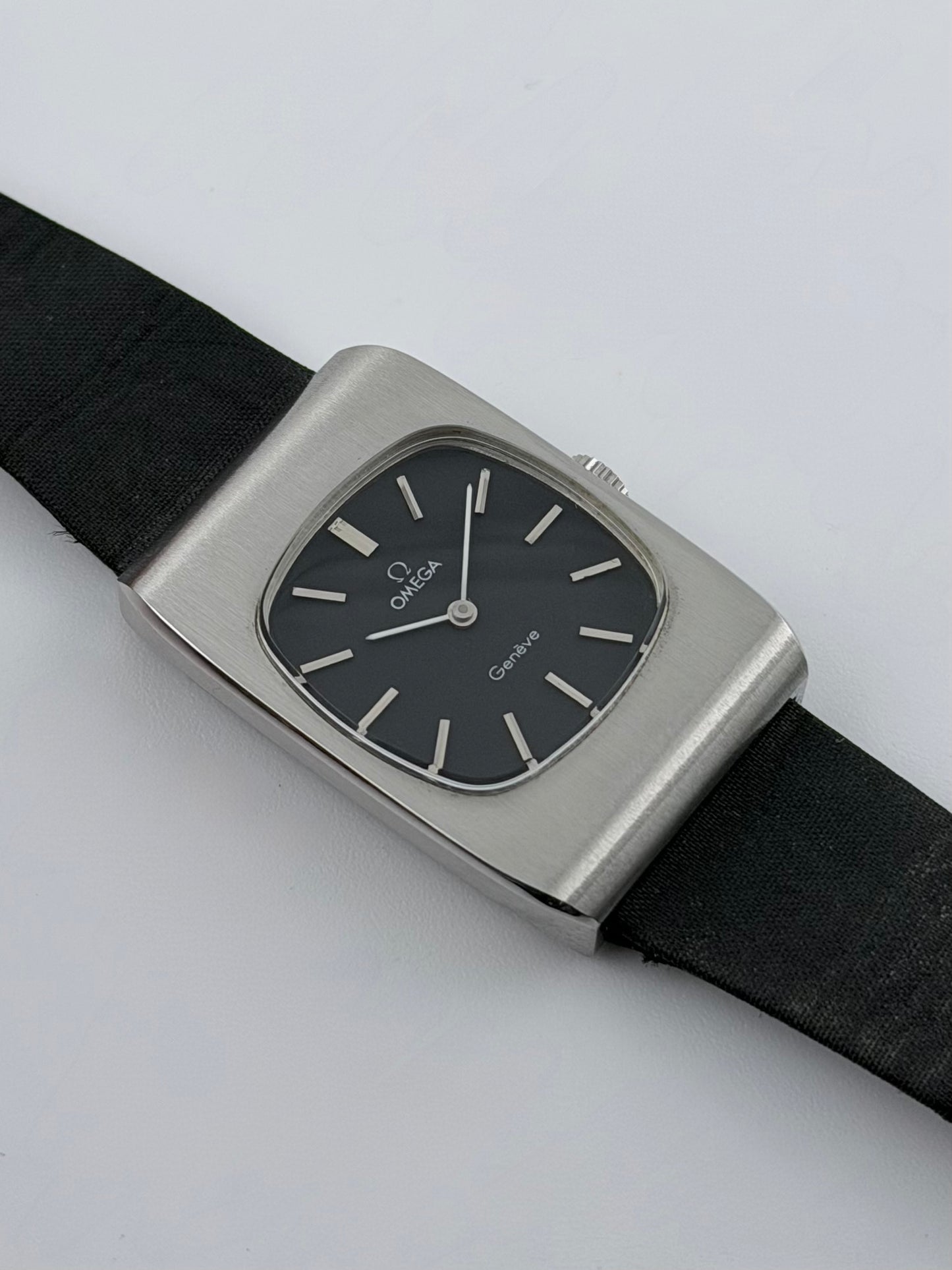 Omega Geneve Tank Manual Wind 511.0470 - Box and Papers