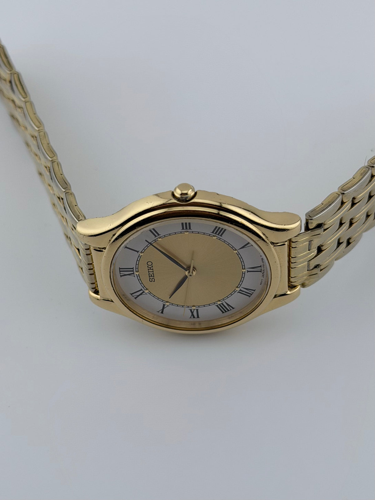 Seiko Quartz V701-1Y70