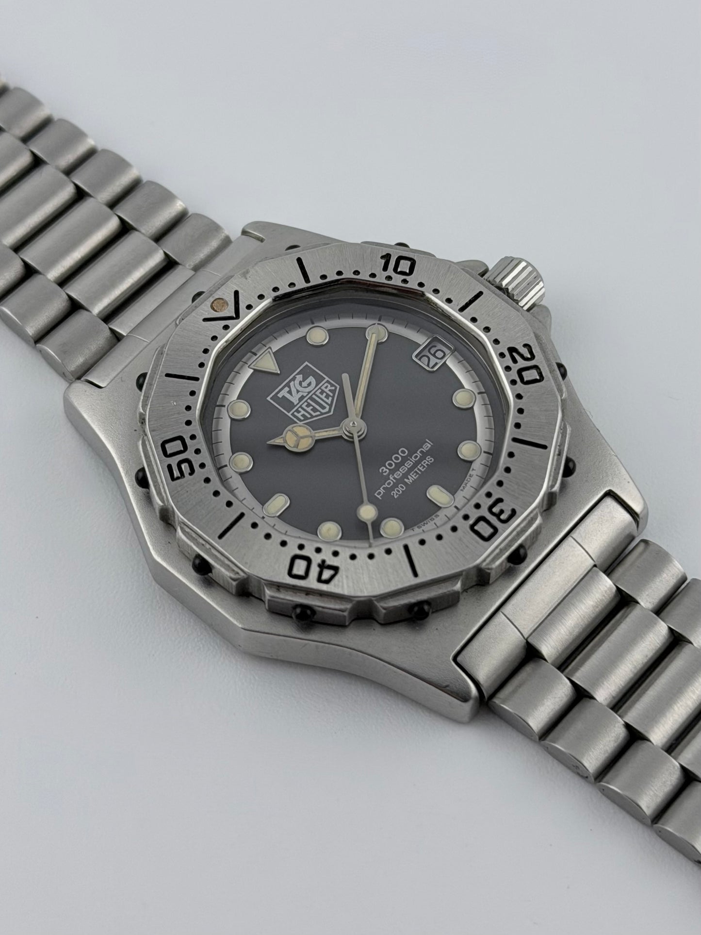 Tag Heuer Professional 3000 Quartz Date - 932.213