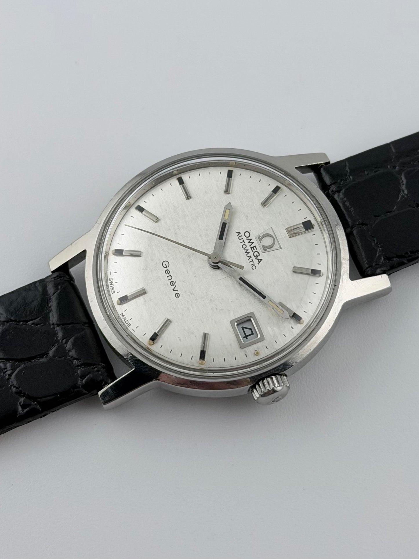 Omega Geneve Automatic Date 166.070 - Rare Shantung Dial