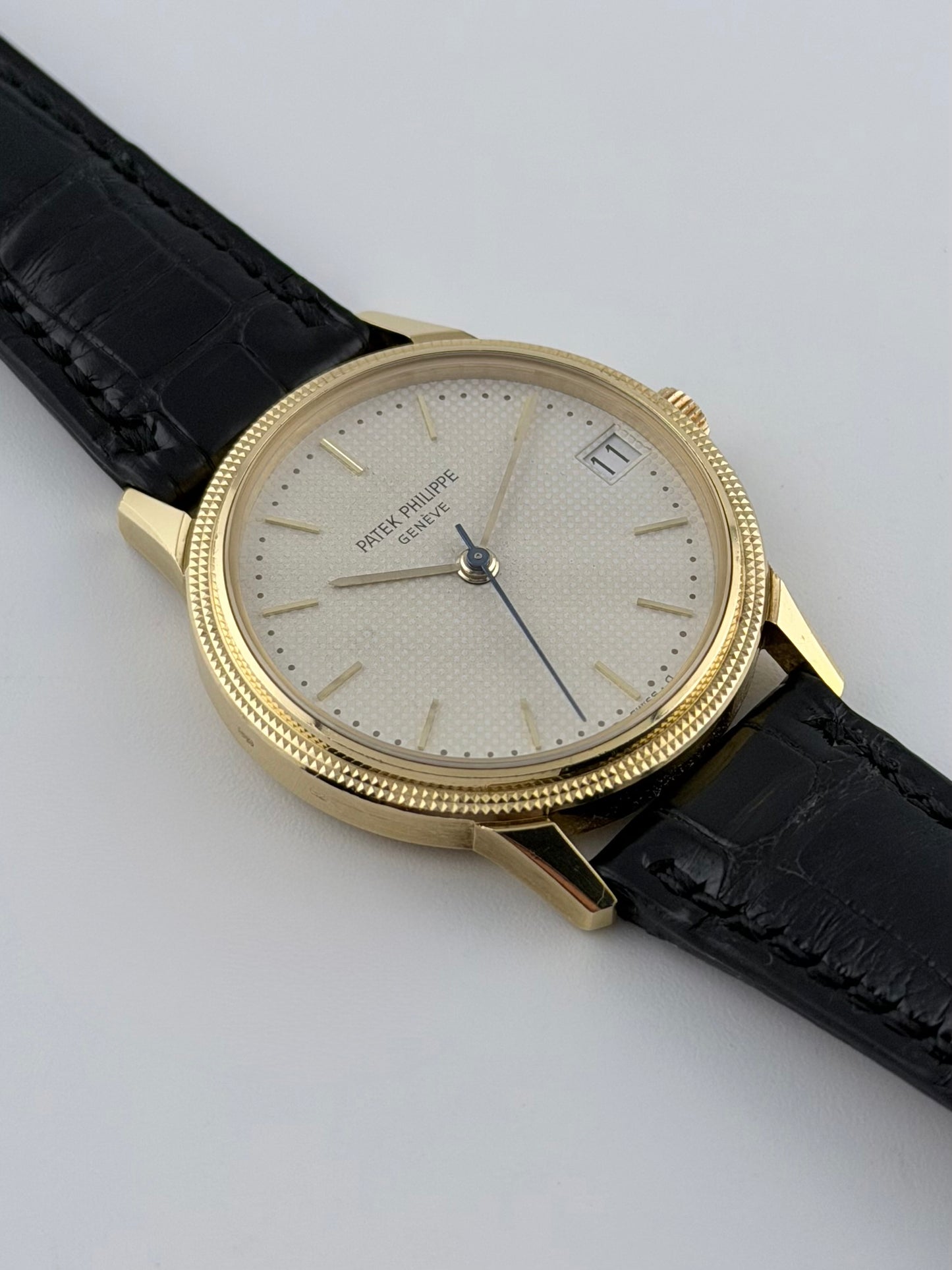 Patek Philippe Calatrava Automatic Date - First Series of the 3802 production run - Solid 18ct Gold