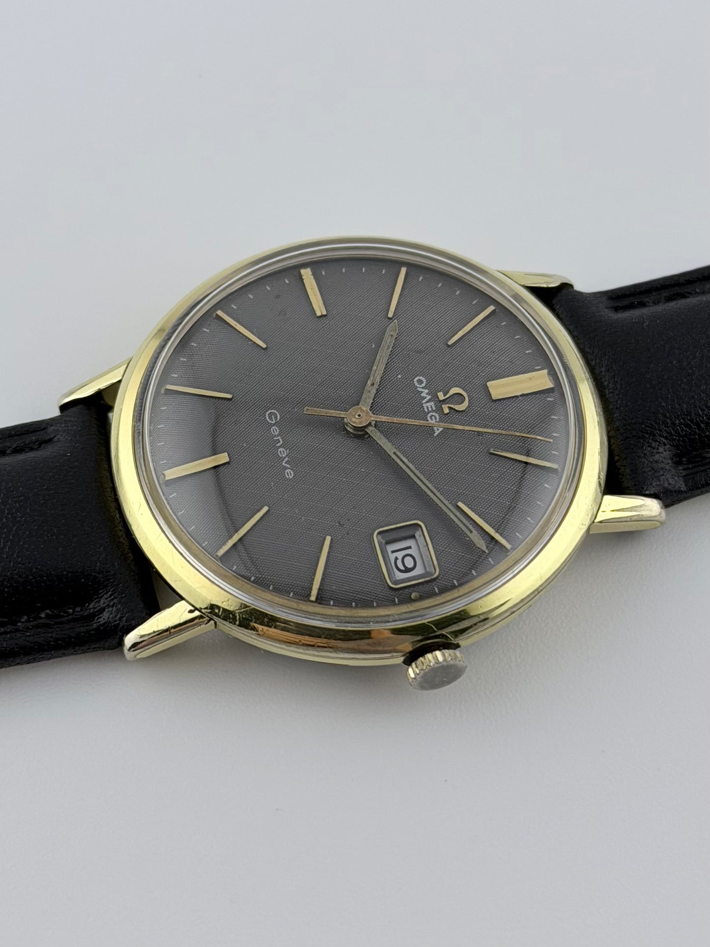 Omega Geneve Manual Date 132.00019 - Grey Linen Dial