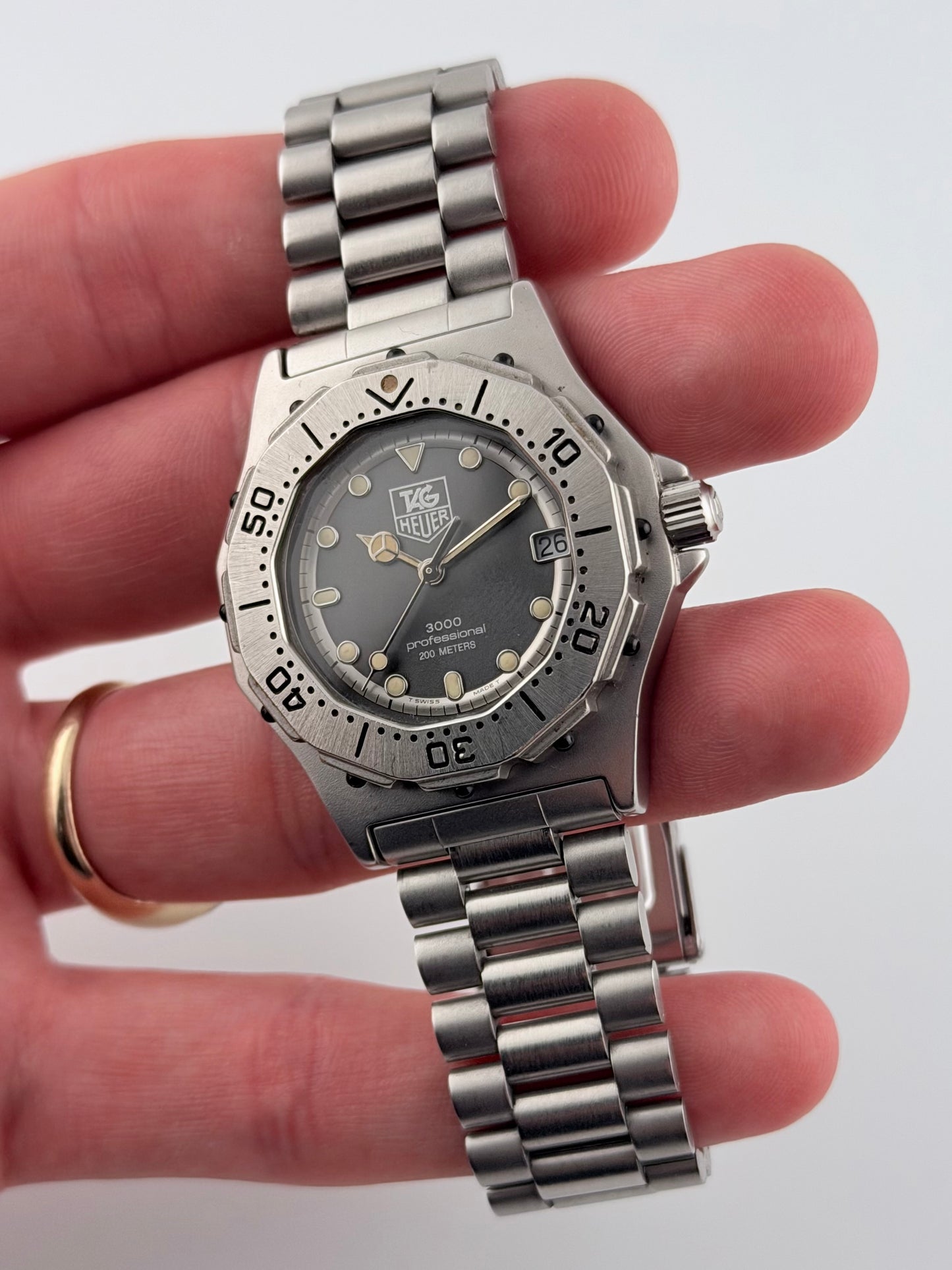 Tag Heuer Professional 3000 Quartz Date - 932.213