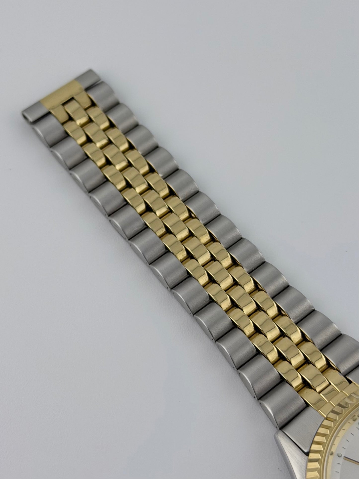 Citizen CQ Quartz Day-Date - 1102 R30258