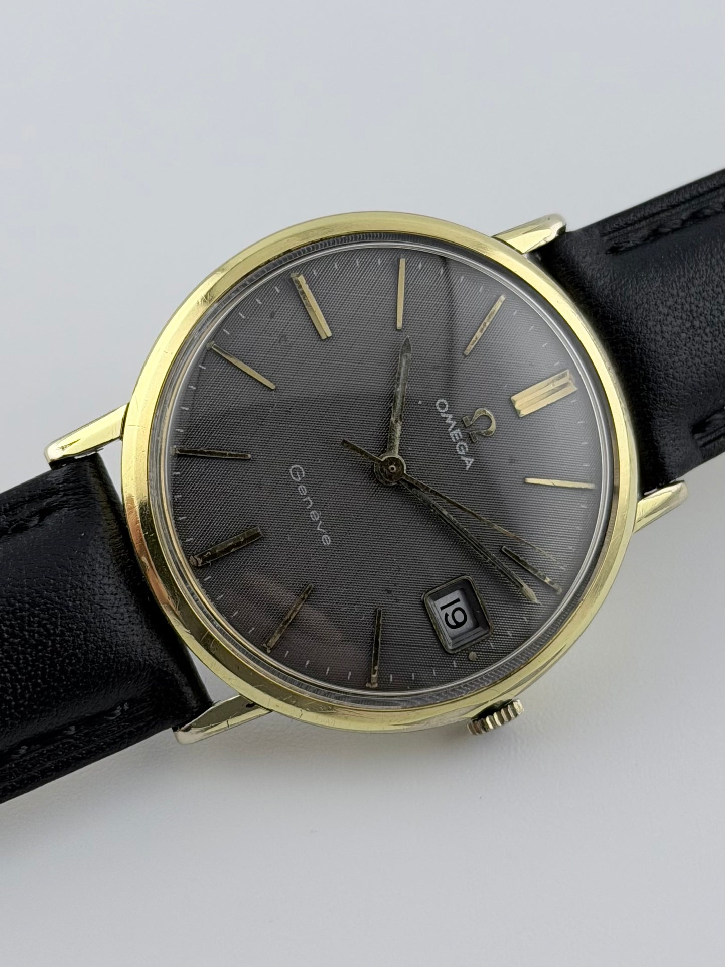 Omega Geneve Manual Date 132.00019 - Grey Linen Dial