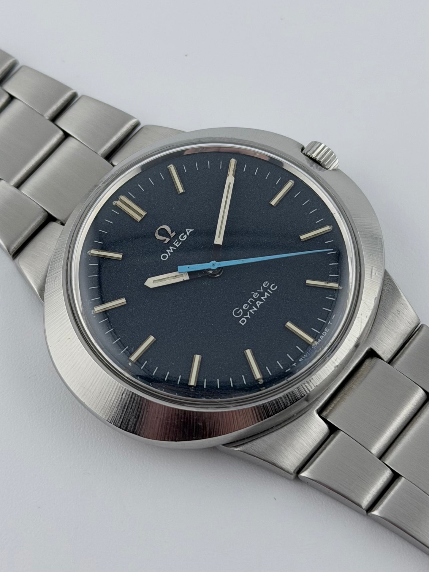 Omega Geneve Dynamic Manual Wind 135.033 - Box and Papers