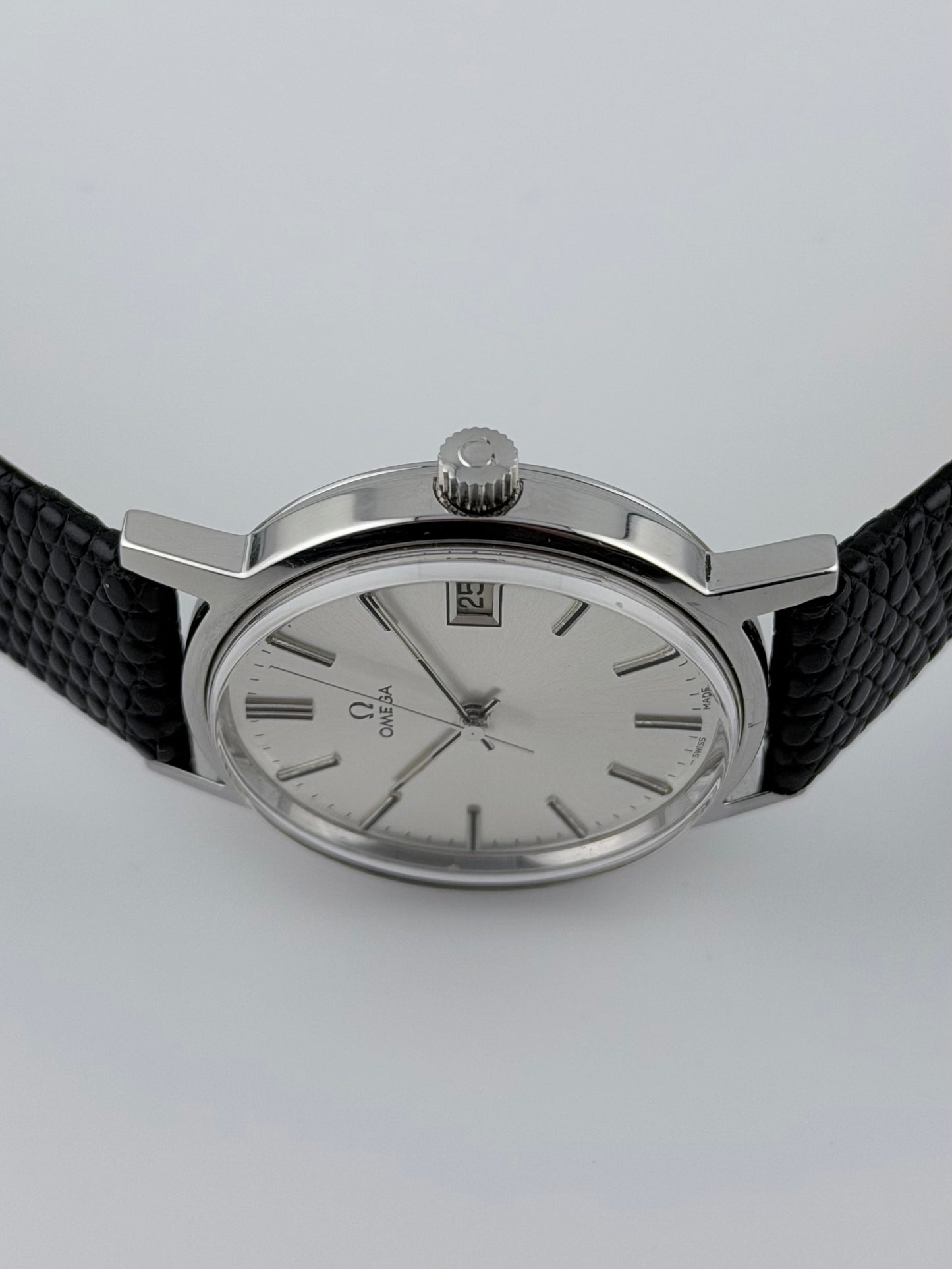 Omega Date Manual Wind 136.0104