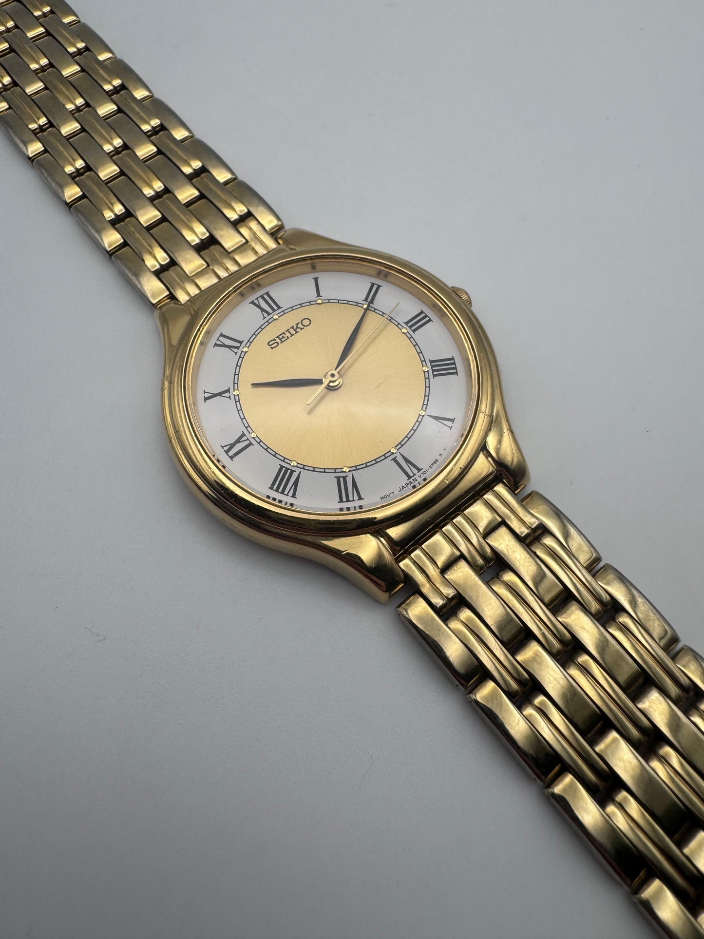 Seiko Quartz V701-1Y70
