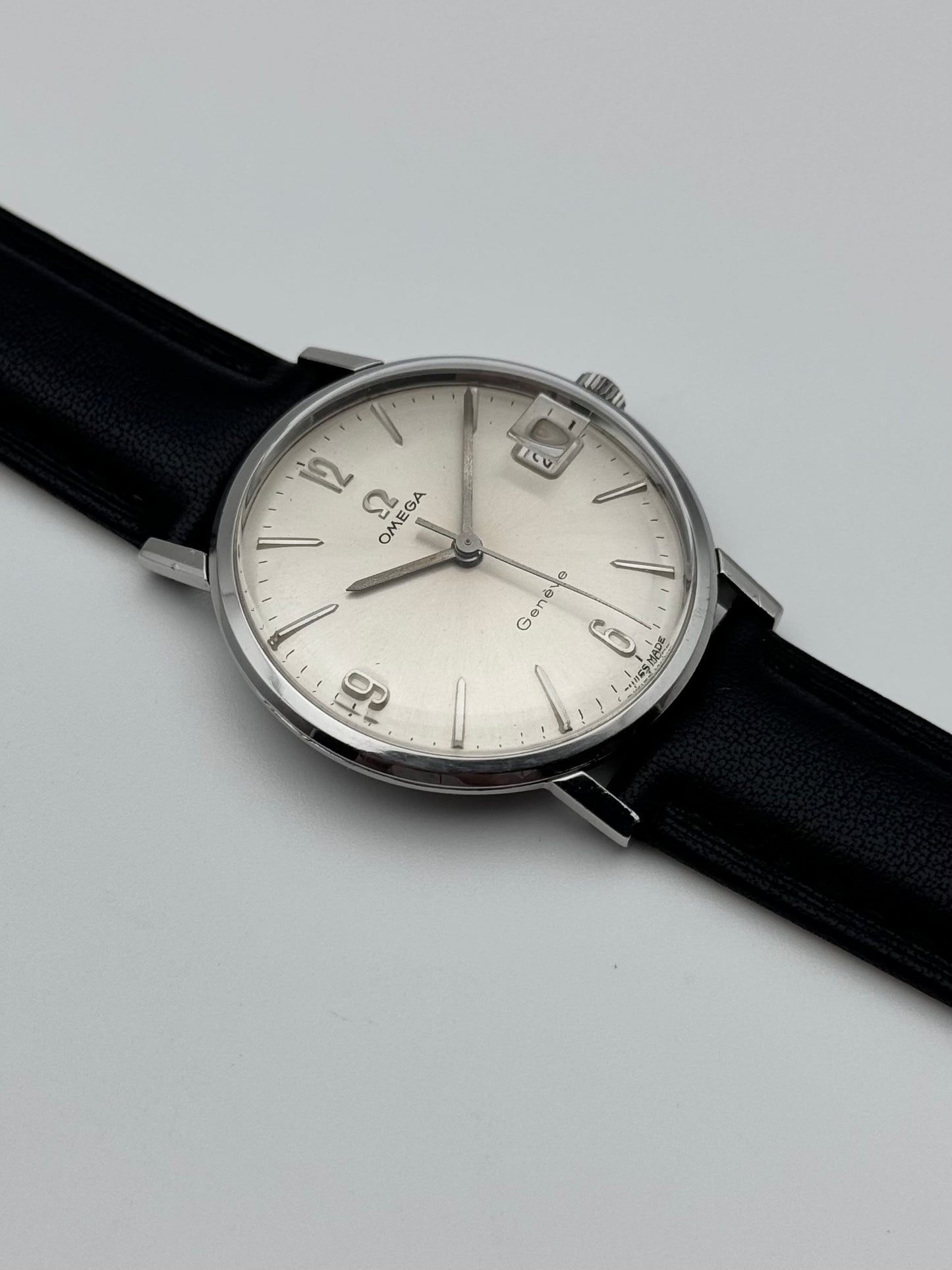 Omega Geneve Manual Wind Date 132.019 - Rare Dial Variant